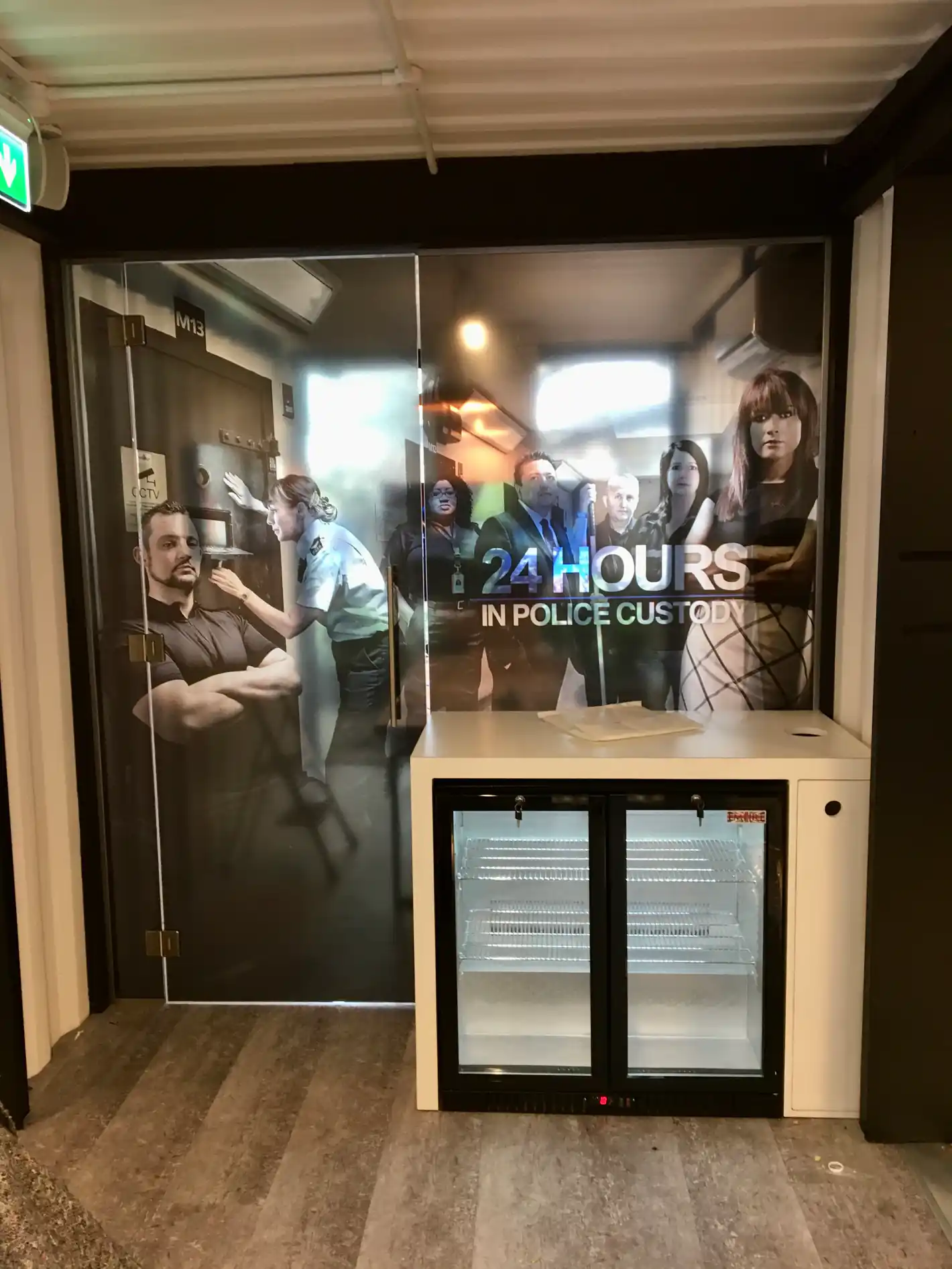 Vitrophanie imprimée sur les vitrages de bureaux et une cabine d'ascenseur — Cannes