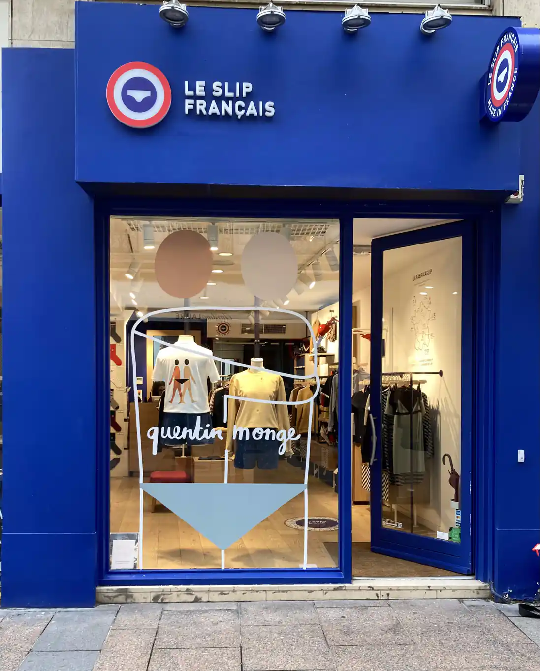 Vitrine de la boutique Le Slip Français habillée en vitrophanie — Cannes