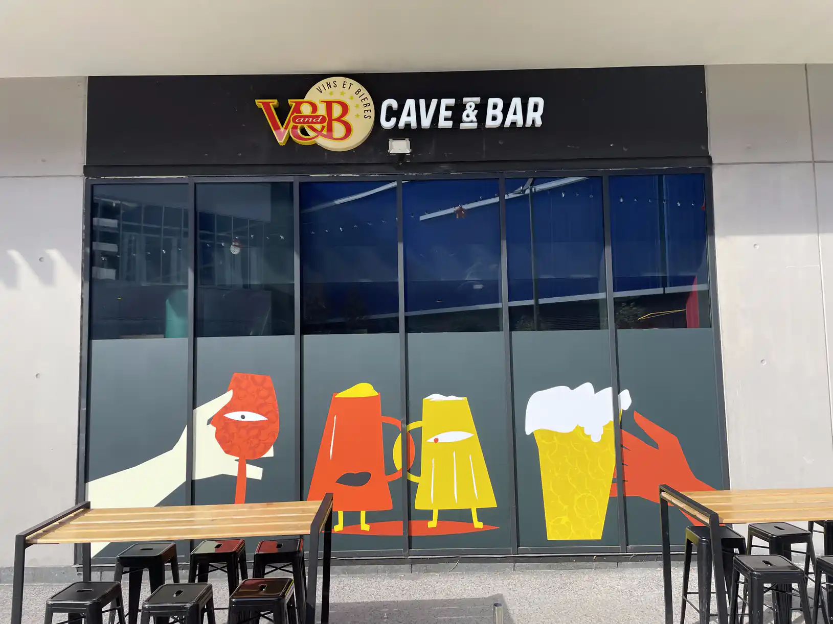 Vitrine de la cave V and B habillée d'une vitrophanie imprimée — Nice