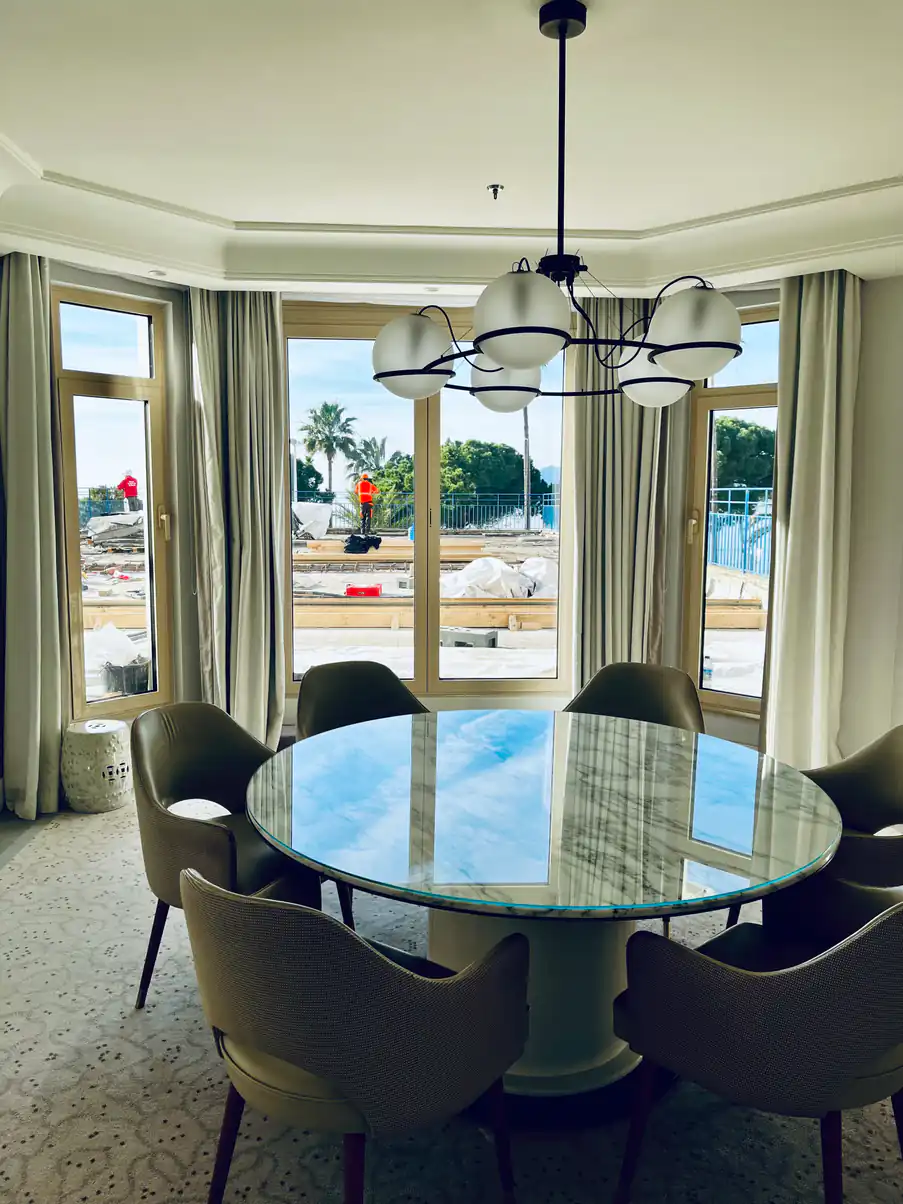 Suite de l'hôtel Martinez avant pose du film dépoli — Cannes