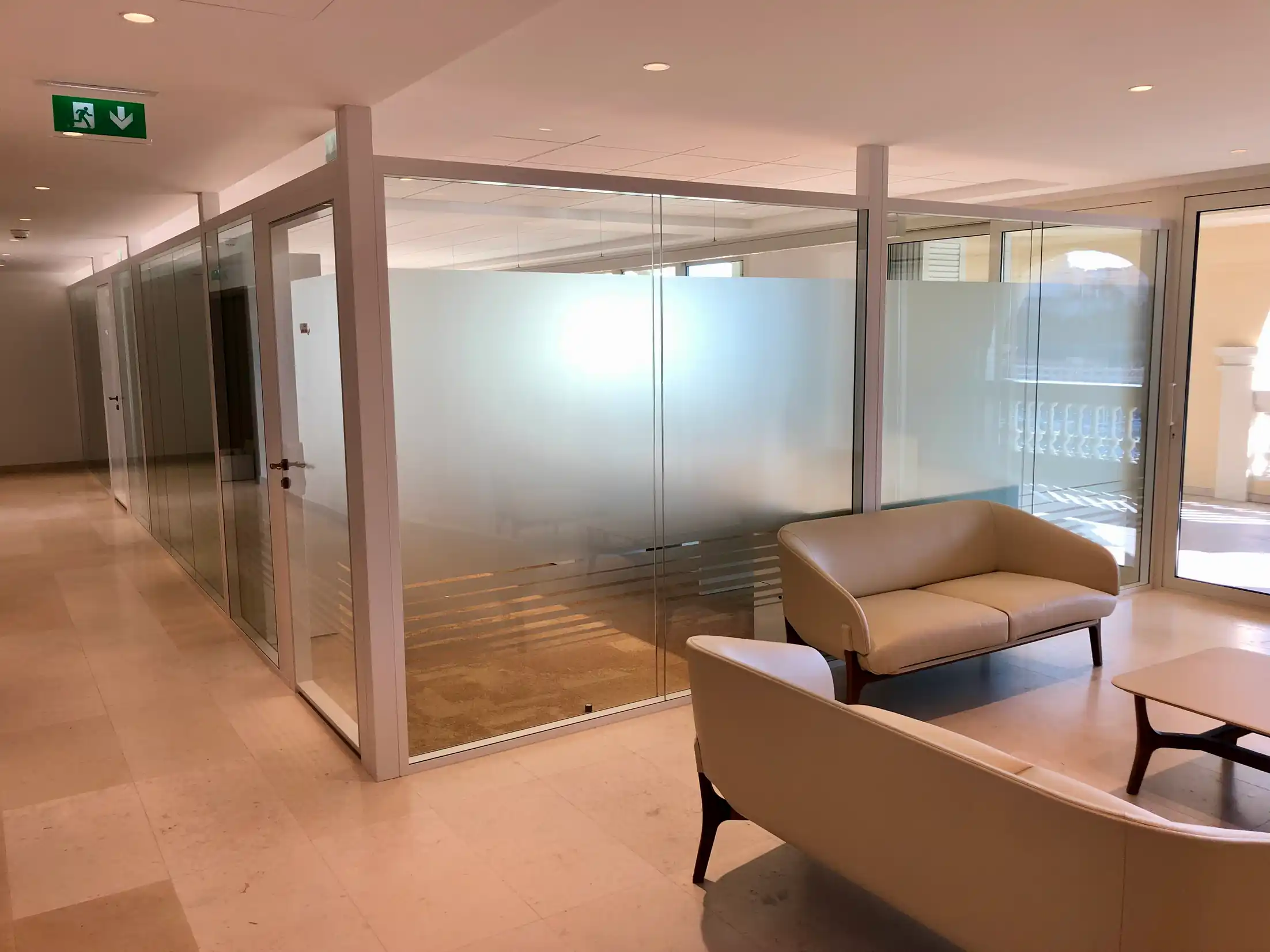 Salon d'attente d'une banque privée derrière des cloisons dépolies — Monaco