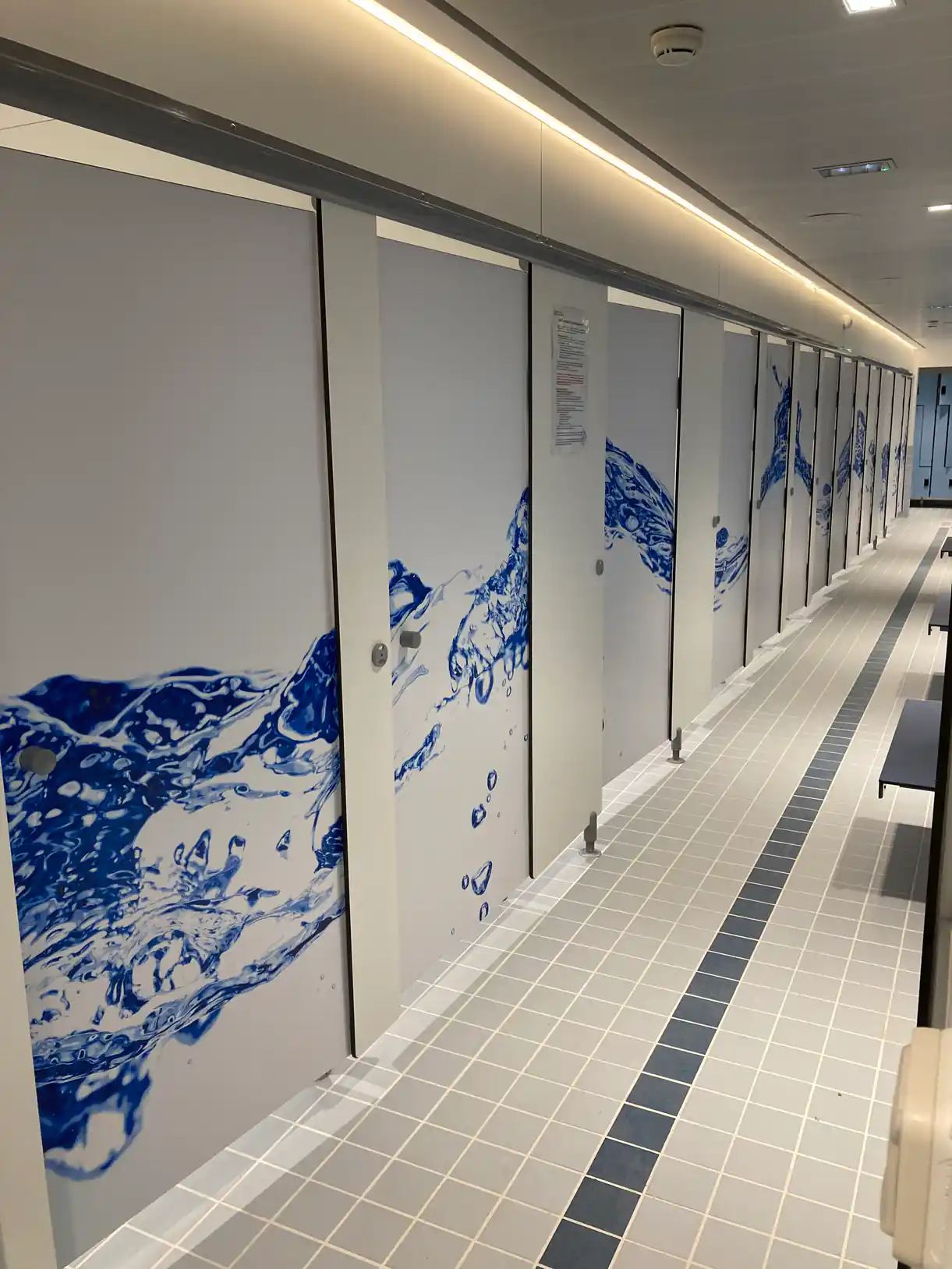 Couloir des vestiaires de la piscine de Fontvieille habillé d'un décor — Monaco