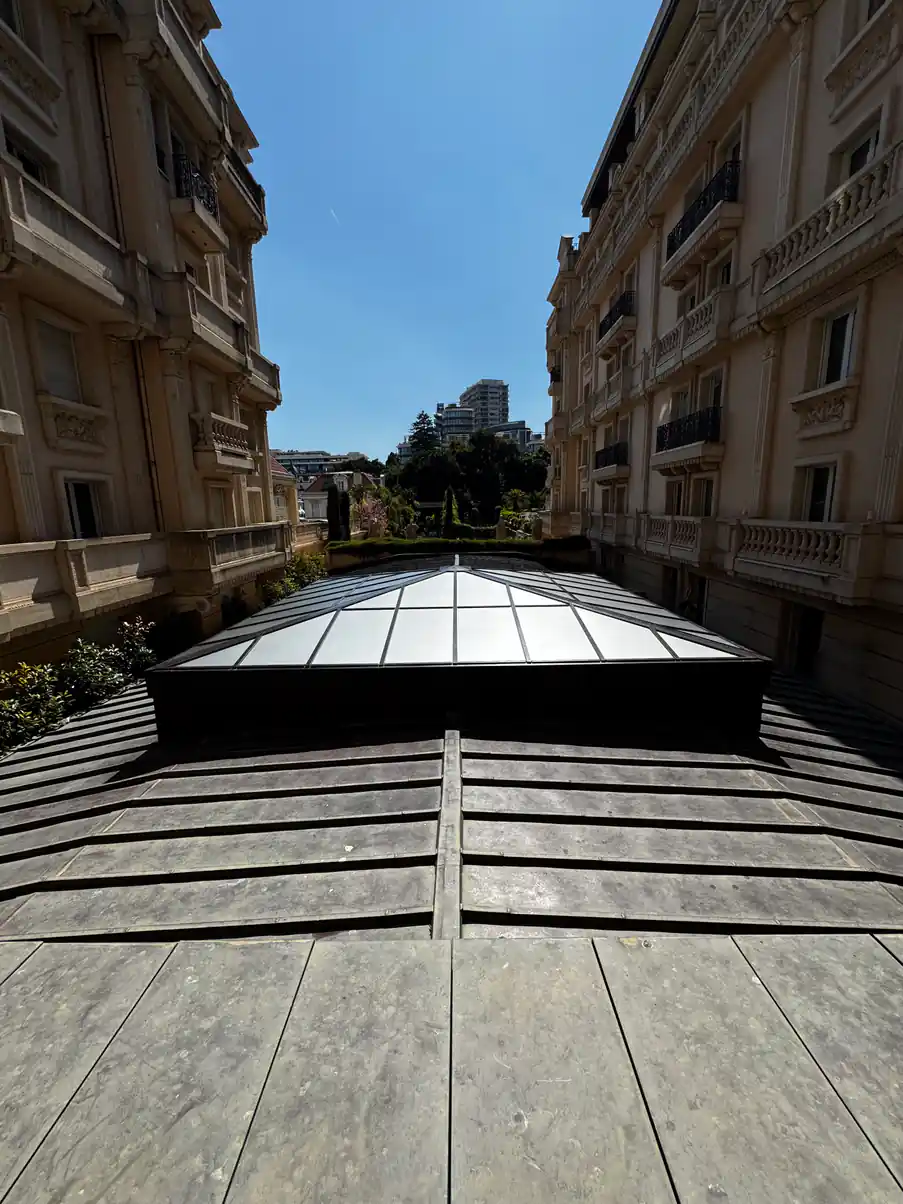 Verrière du Métropole vue depuis la rue — Monaco