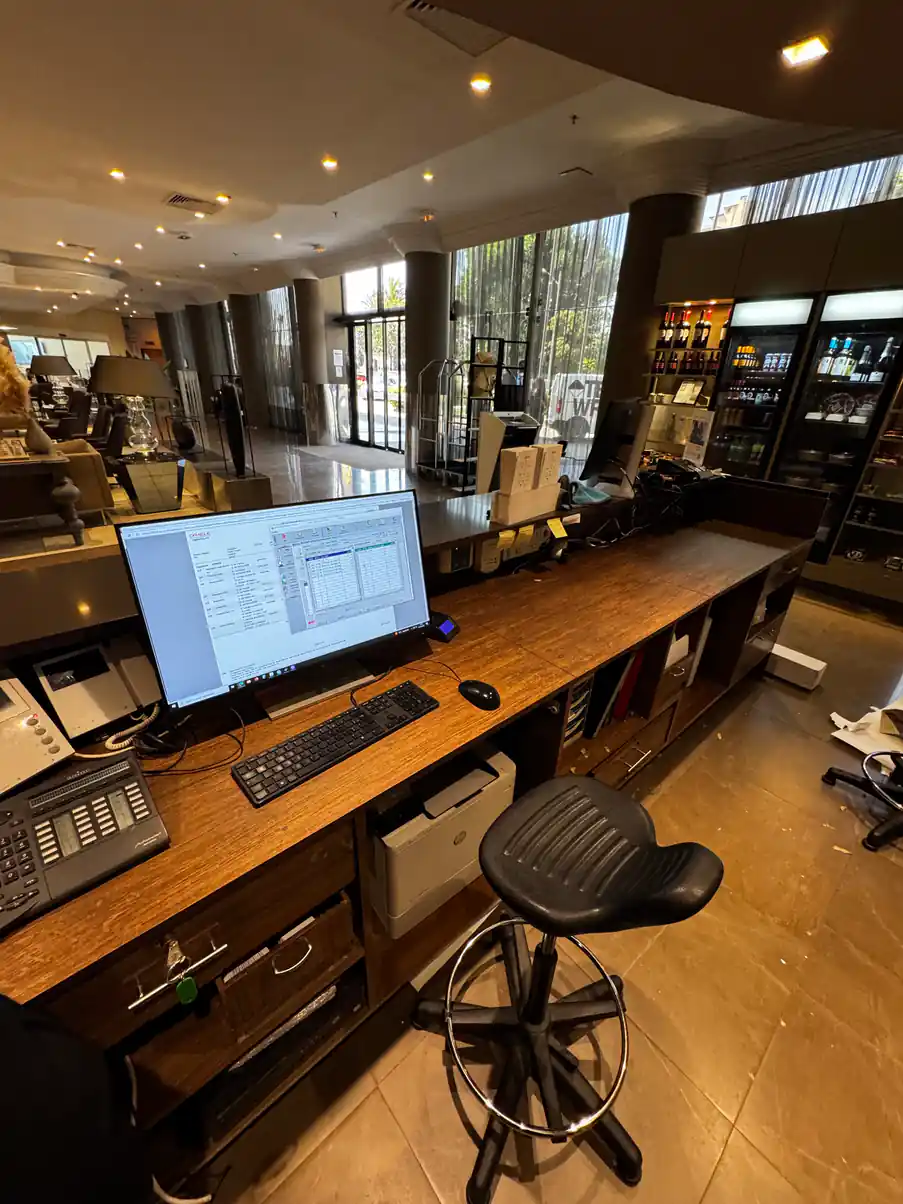 Poste de travail du comptoir d'accueil de l'AC Hotel — Nice