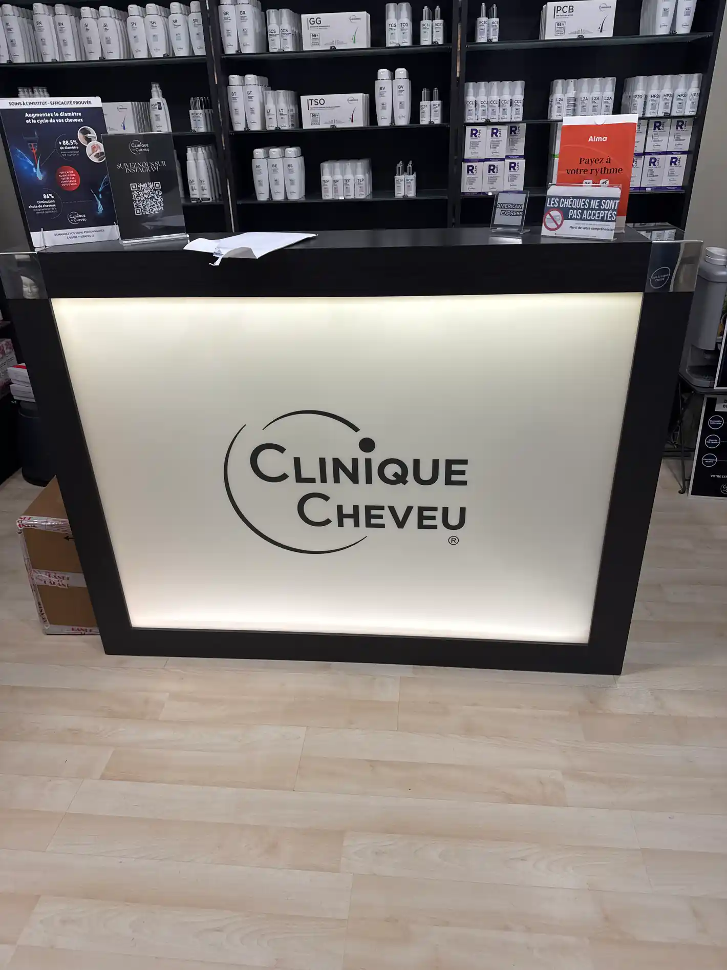 Comptoir de la Clinique du Cheveu avant habillage — Cannes