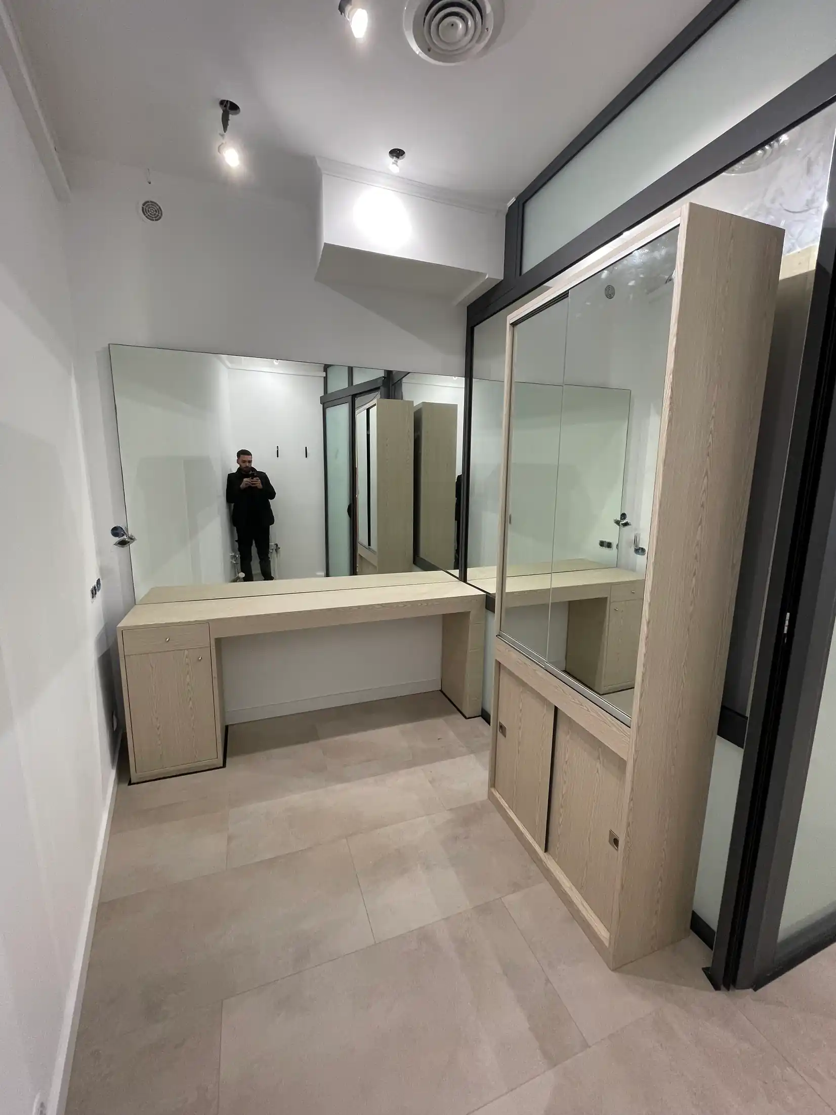 Espace soin de la Clinique du Cheveu habillé d'un film décoratif — Cannes