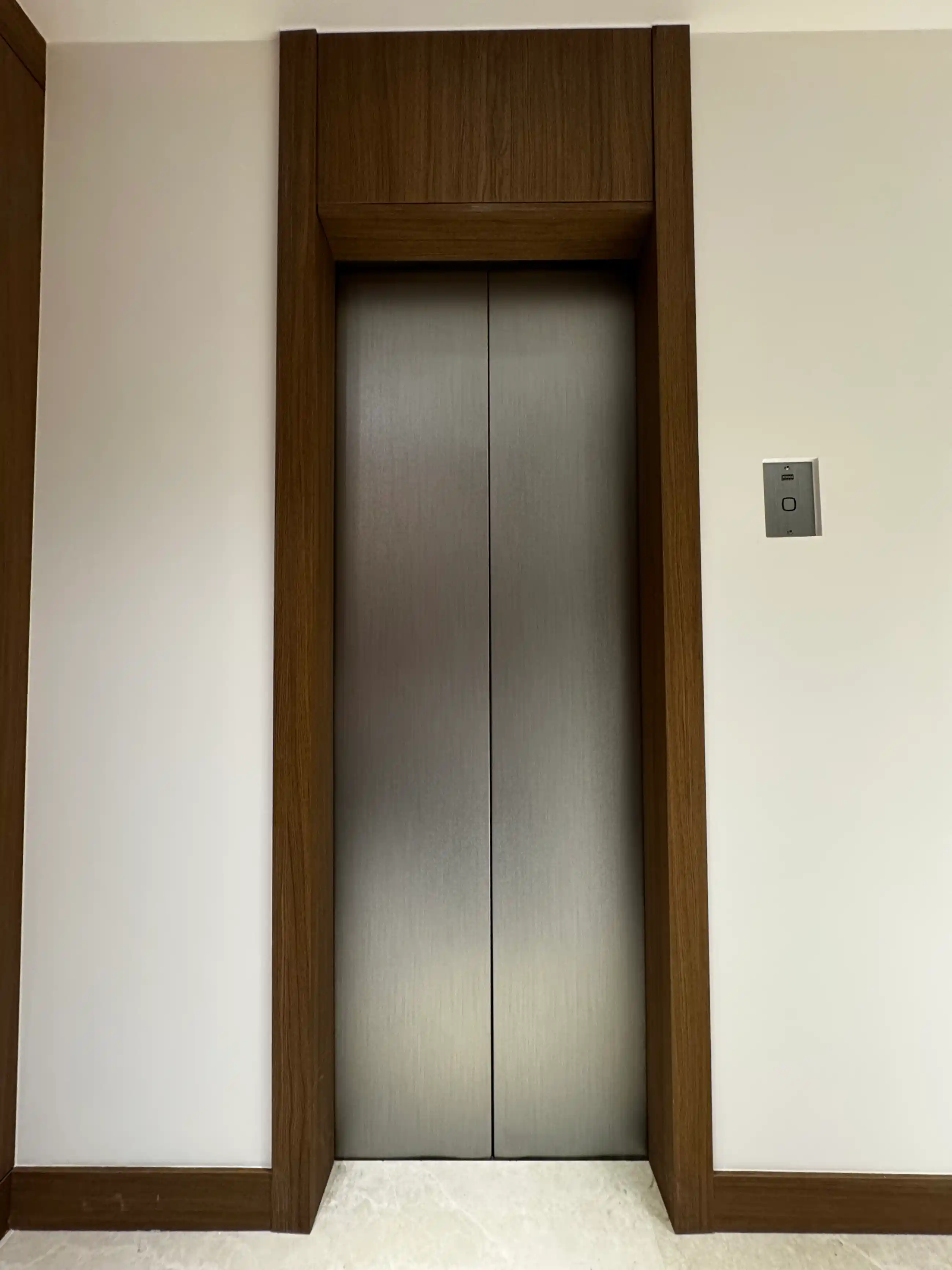 Détail de l'encadrement d'ascenseur habillé d'un film décoratif — Cannes