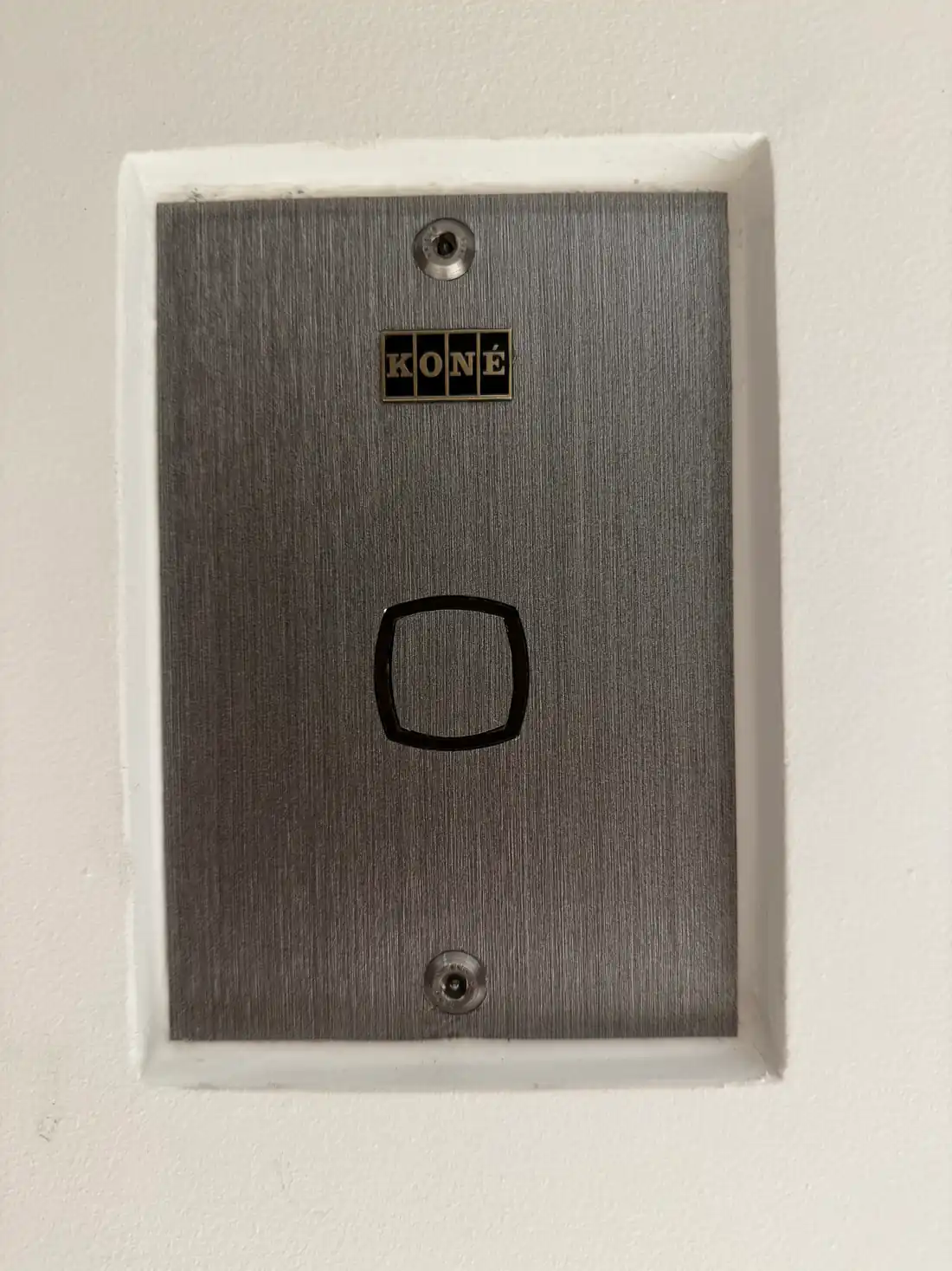 Platine de bouton d'ascenseur habillée d'un film décoratif — Cannes