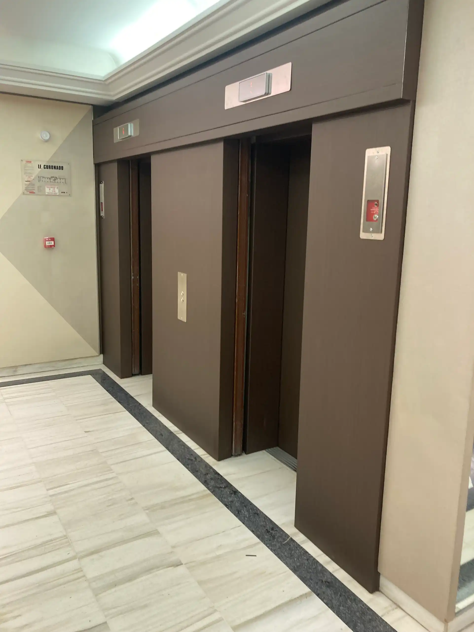 Portes d'ascenseurs habillées d'un film décoratif — Monaco