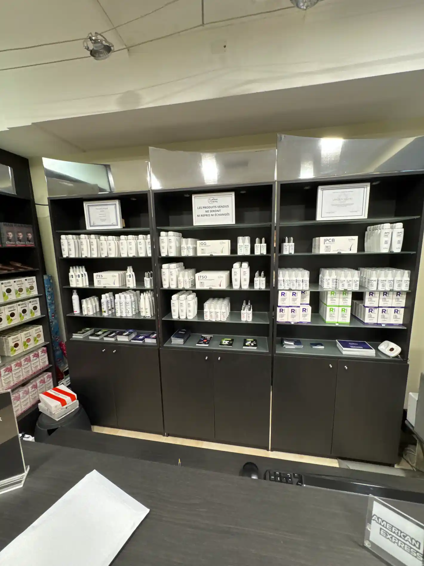 Boutique Clinique du Cheveu avant habillage — Cannes
