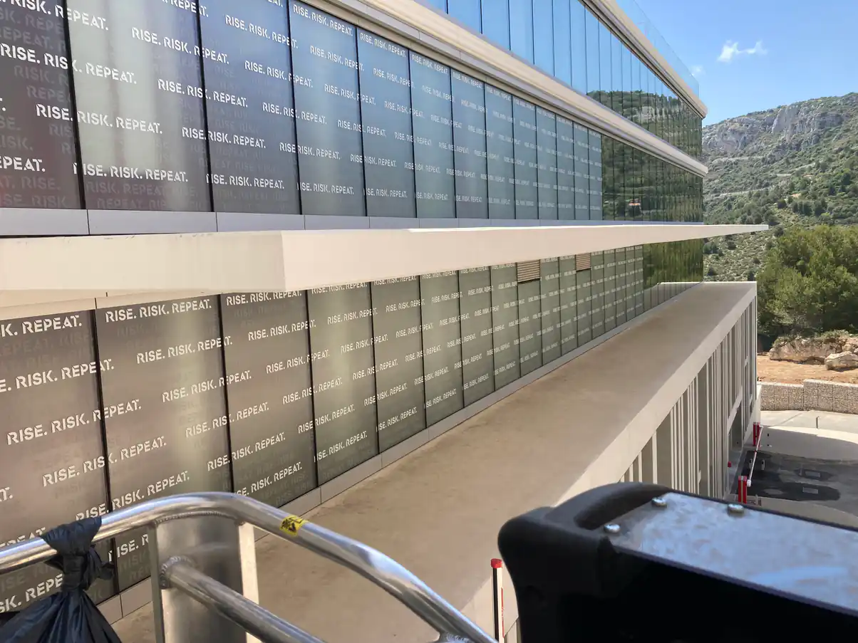 Coursive du centre de formation de l'AS Monaco habillée d'une vitrophanie — La Turbie