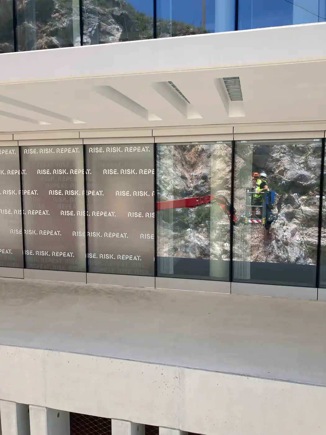 Façade du centre de formation de l'AS Monaco habillée d'une vitrophanie dépolie — La Turbie