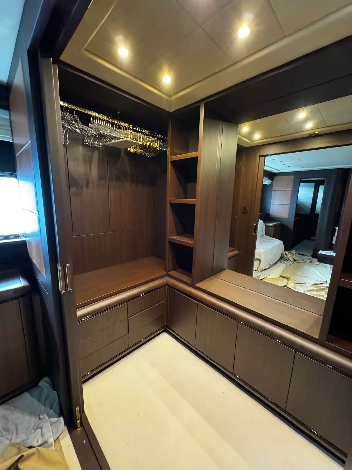 Cabine d'un yacht habillée en film Di-Noc — Cannes