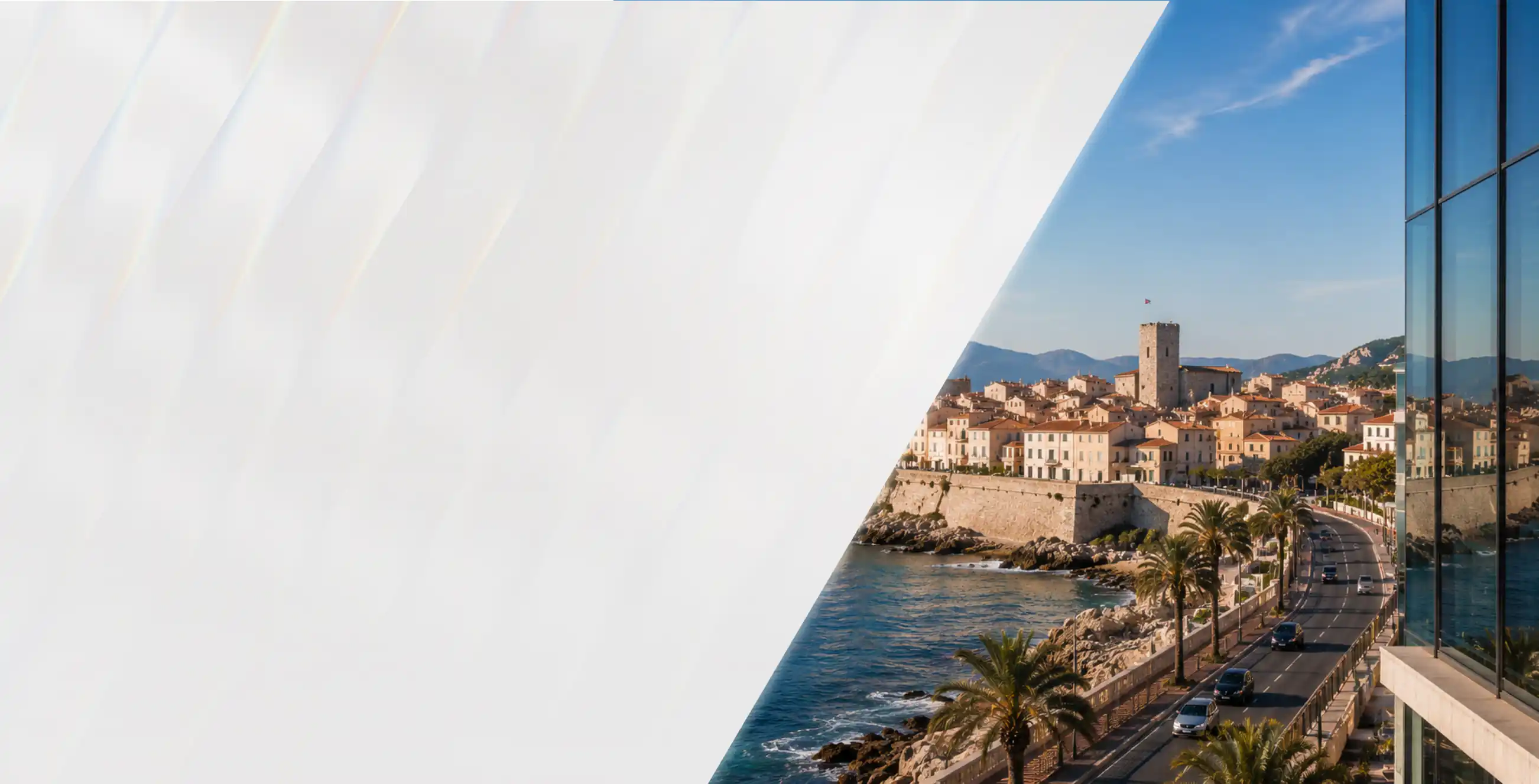 Vue sur les remparts et la vieille ville d'Antibes depuis un immeuble vitré