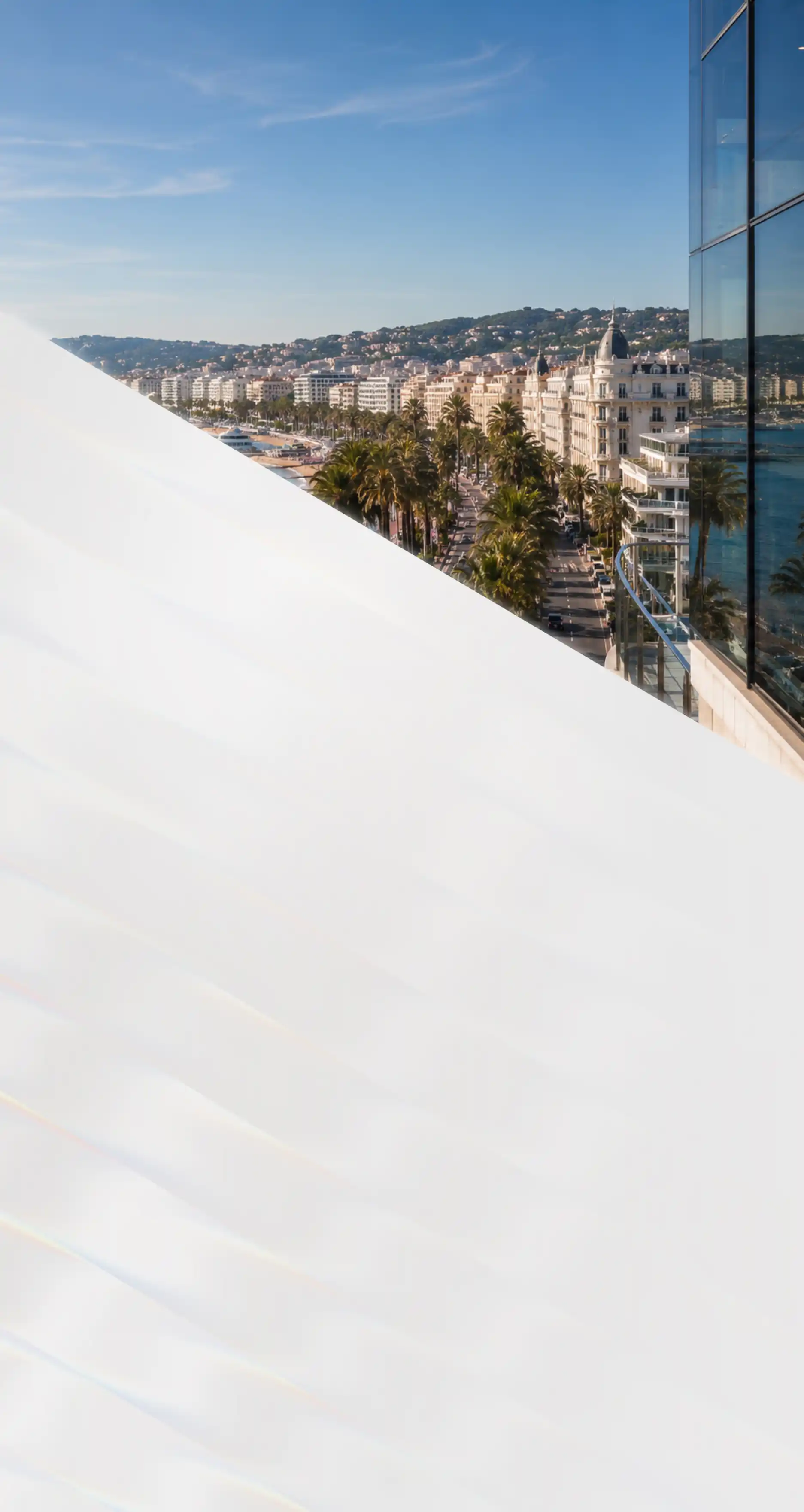 Vue sur la Croisette et les immeubles vitrés de Cannes