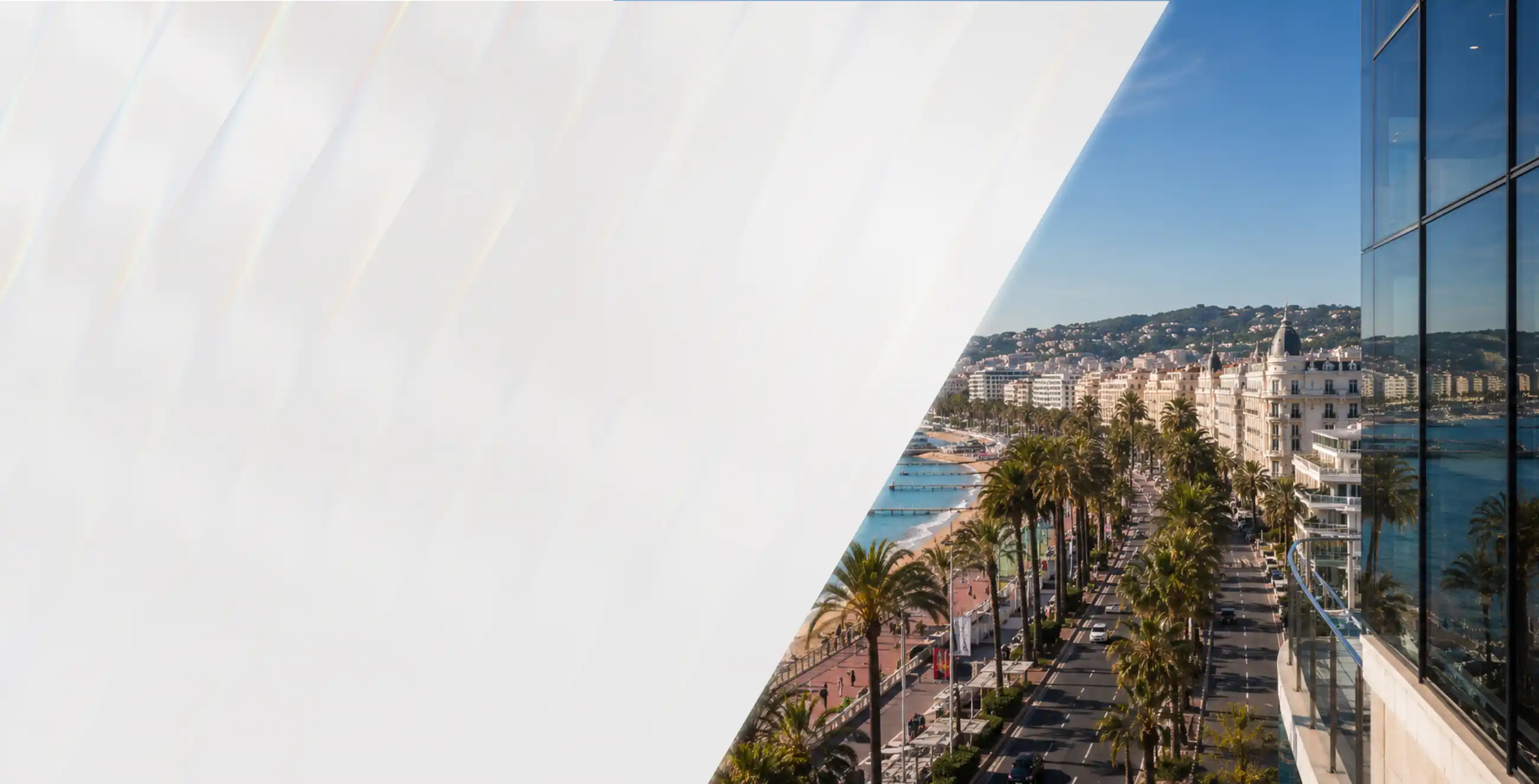 Vue sur la Croisette et le front de mer de Cannes depuis un immeuble vitré
