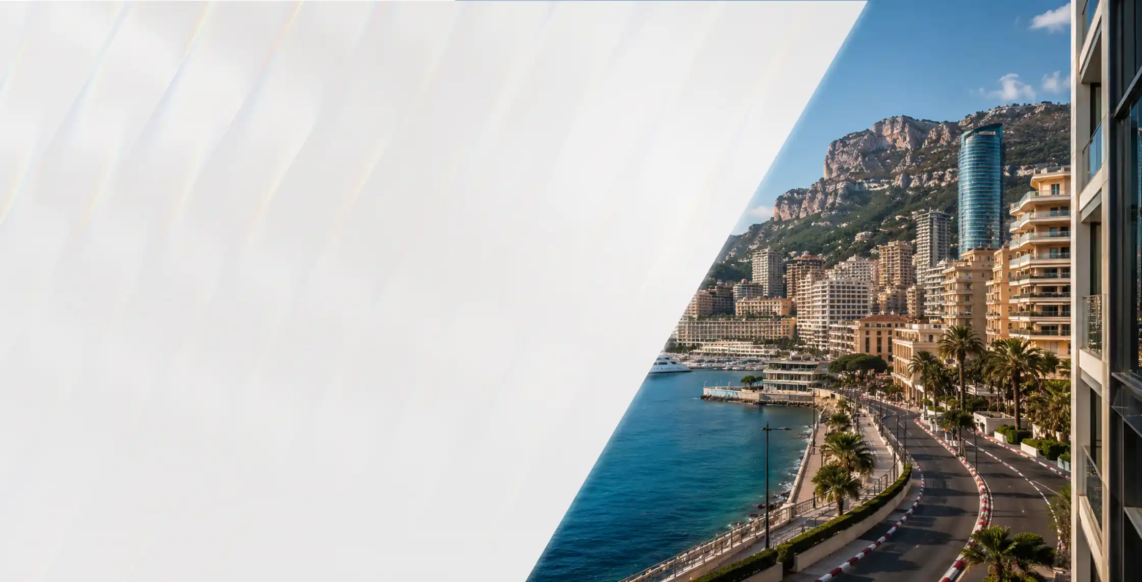 Vue sur le port et les immeubles de Monaco depuis un immeuble vitré