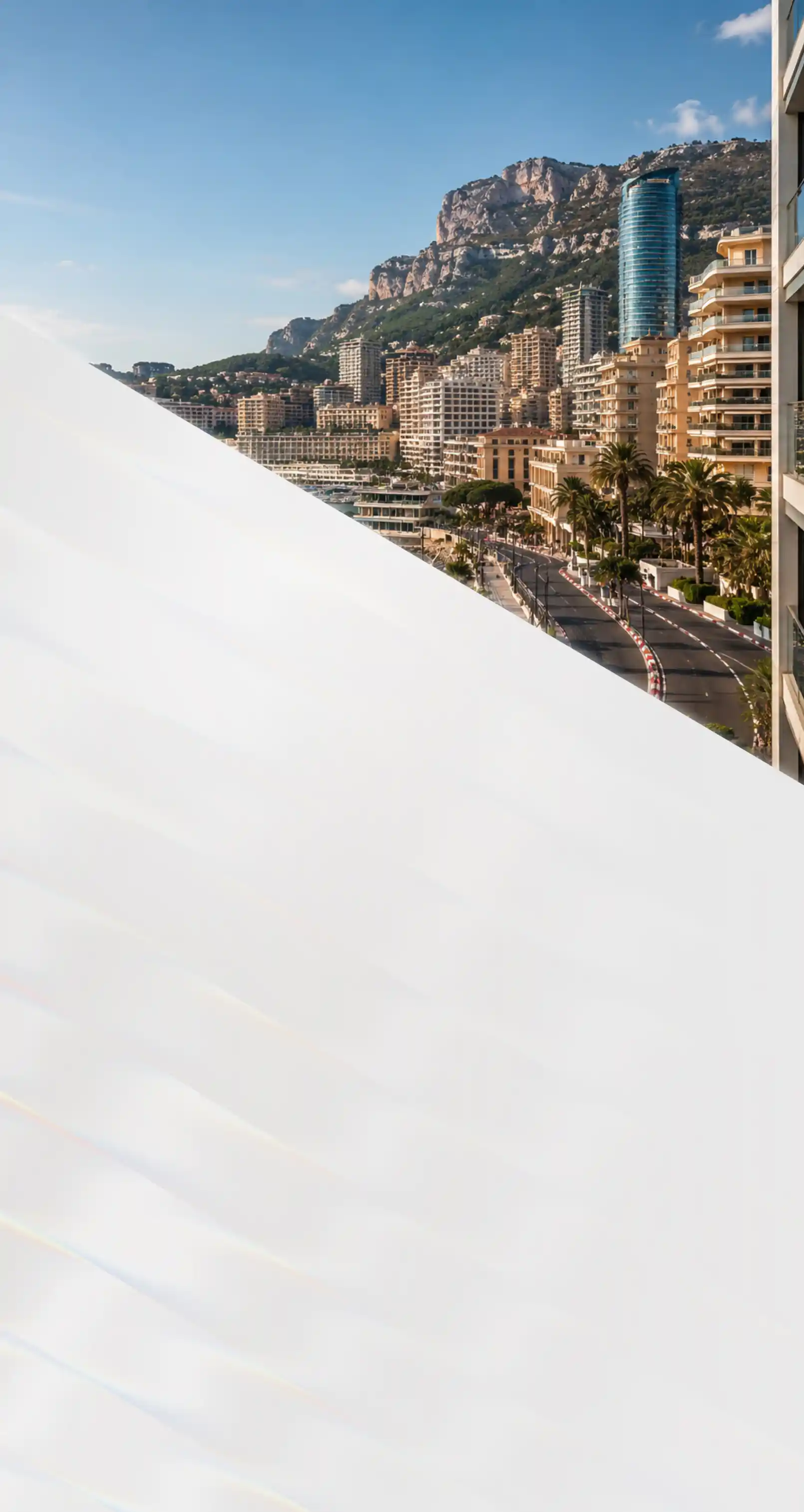 Vue sur le port et les immeubles de Monaco depuis un immeuble vitré
