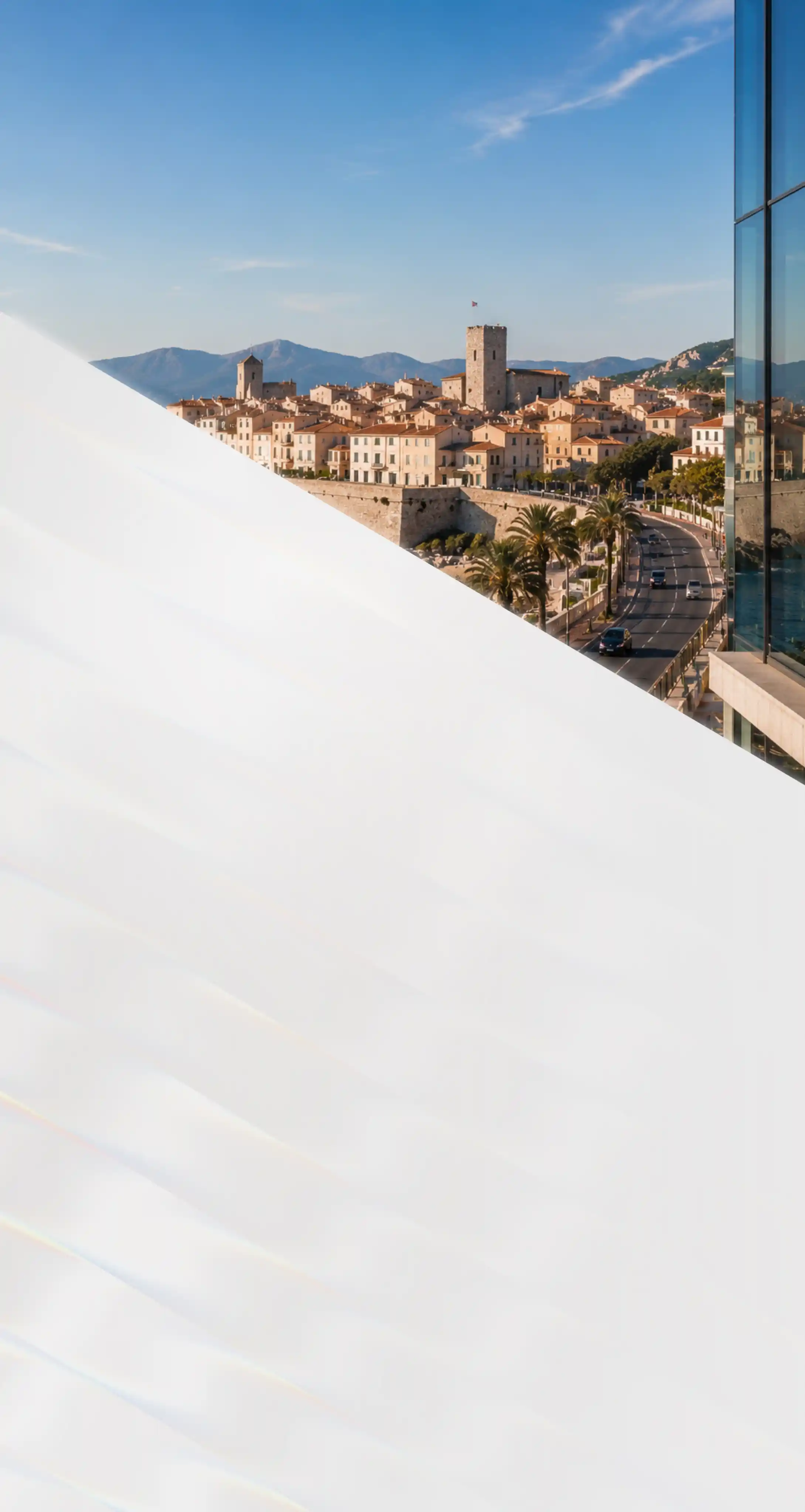 Vue sur les remparts et le front de mer d'Antibes