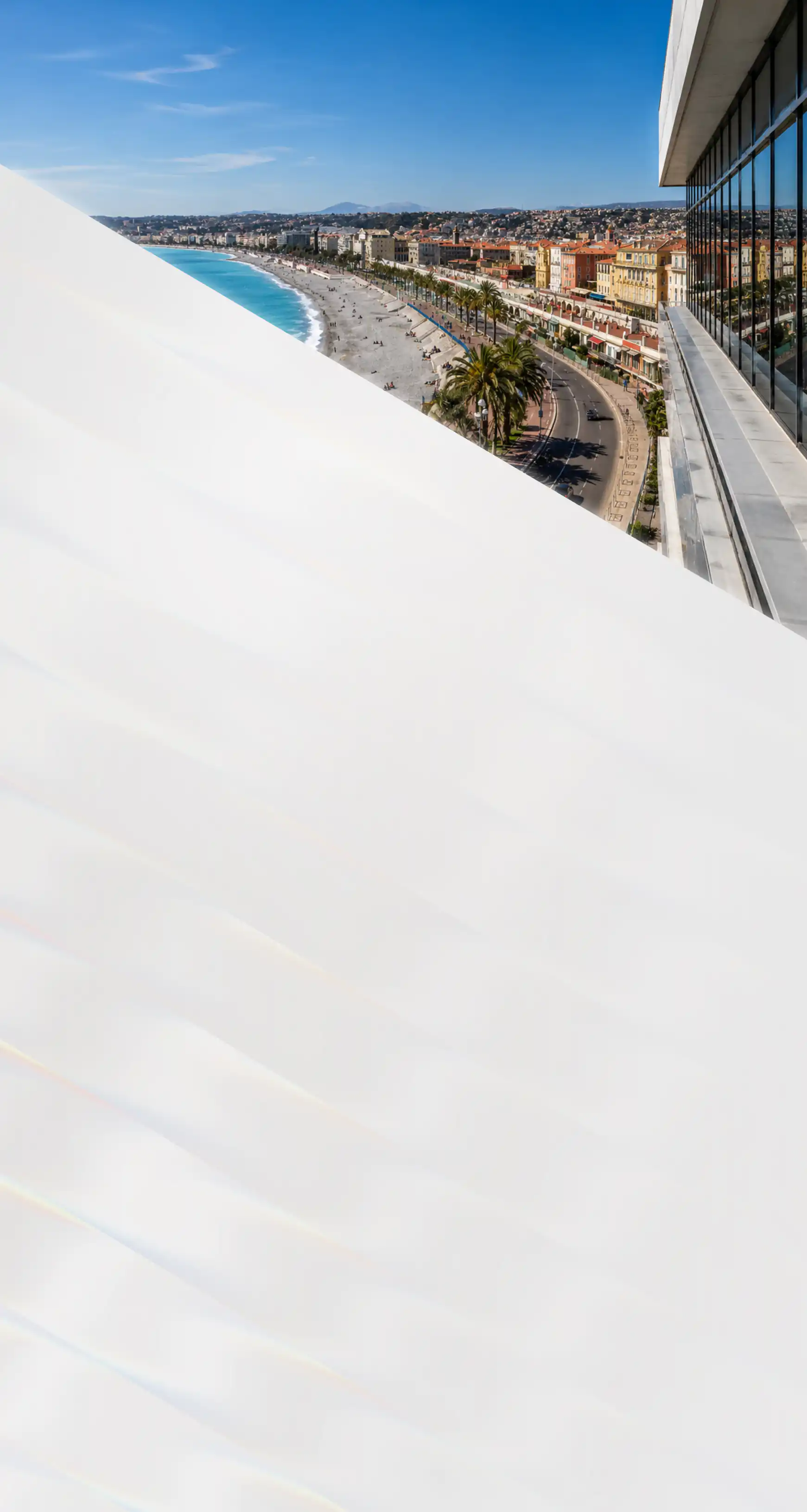 Vue sur la Promenade des Anglais depuis un immeuble vitré de Nice