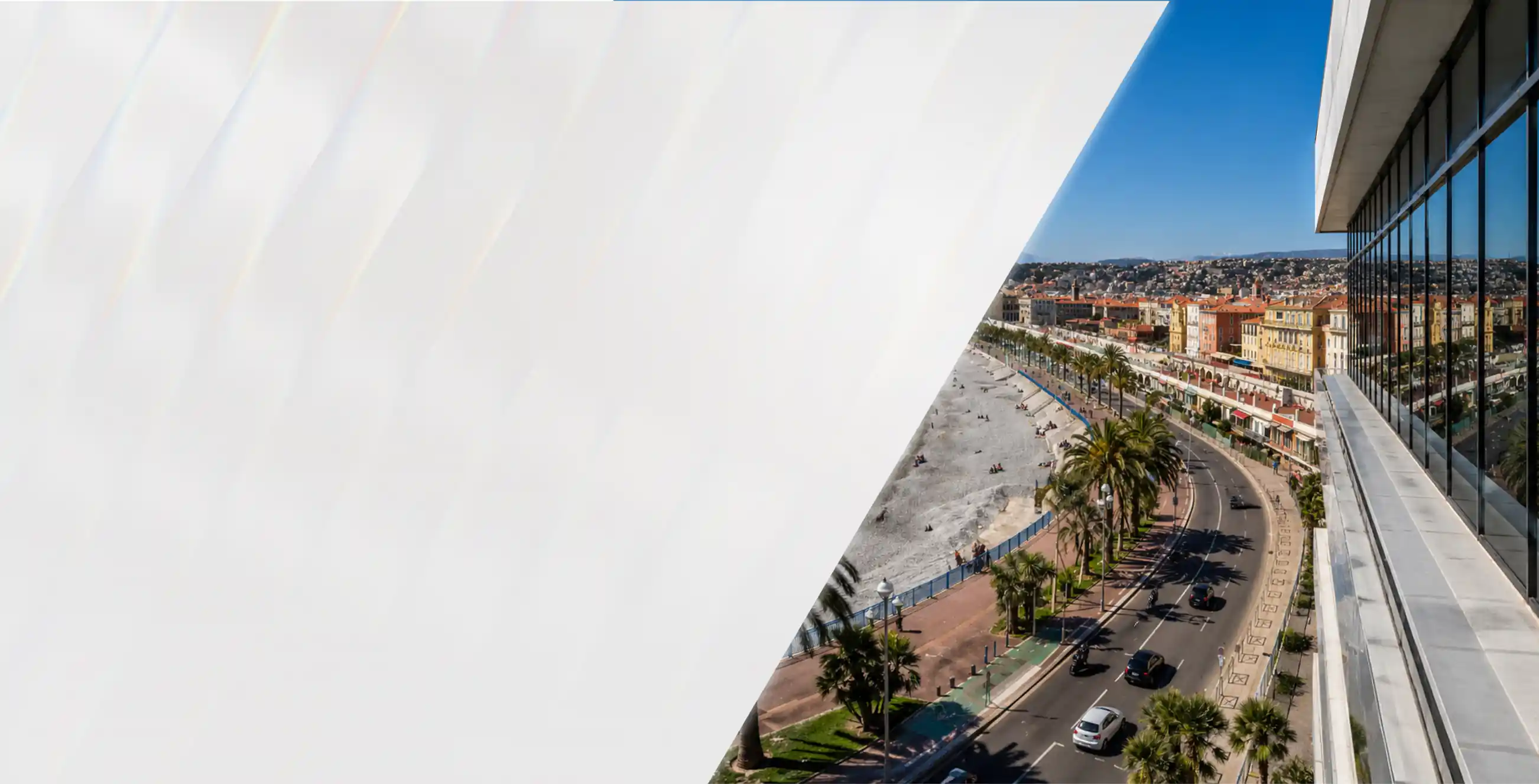 Vue sur la Promenade des Anglais depuis un immeuble vitré de Nice
