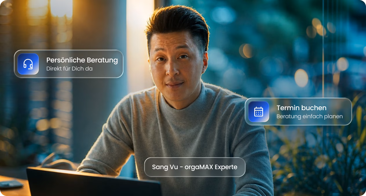Porträt eines Mannes mit grauem Pullover, der vor einem Laptop sitzt, umgeben von Textfeldern mit den deutschen Wörtern „Persönliche Beratung Direkt für Dich da“, „Termin buchen Beratung einfach planen“ und „Sang Vu – orgaMAX Experte“.