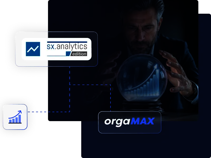Ein Mann im Anzug betrachtet eine leuchtende Kristallkugel mit einem aufsteigenden Balkendiagramm, daneben die Logos von sx.analytics edition und orgaMAX, verbunden durch gestrichelte Linien.
