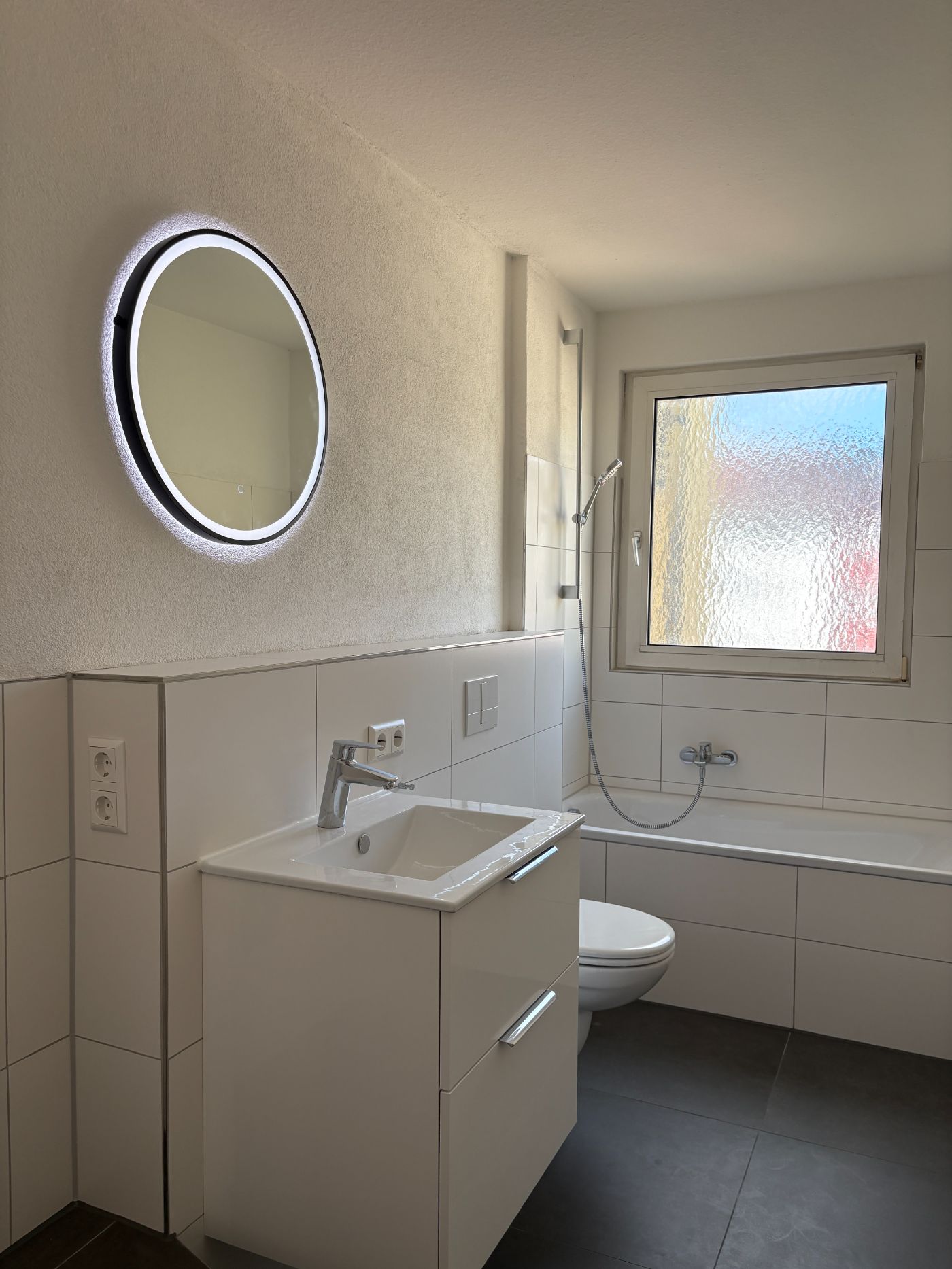Neu aufgebautes Bad mit Fenster
