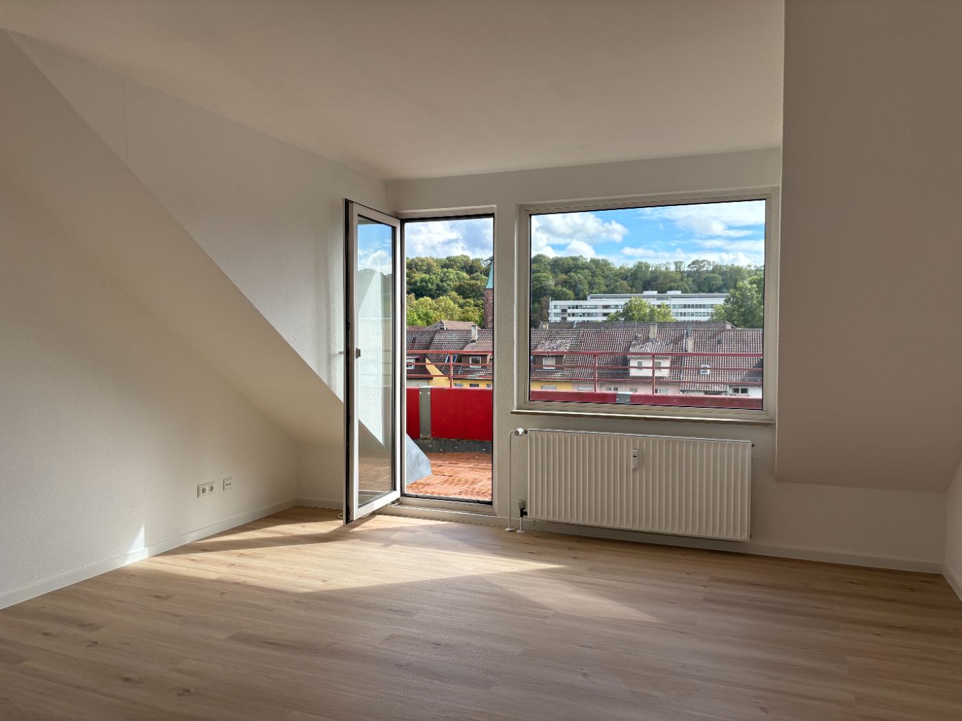 Wohnbereich mit Balkontür nach der Modernisierung