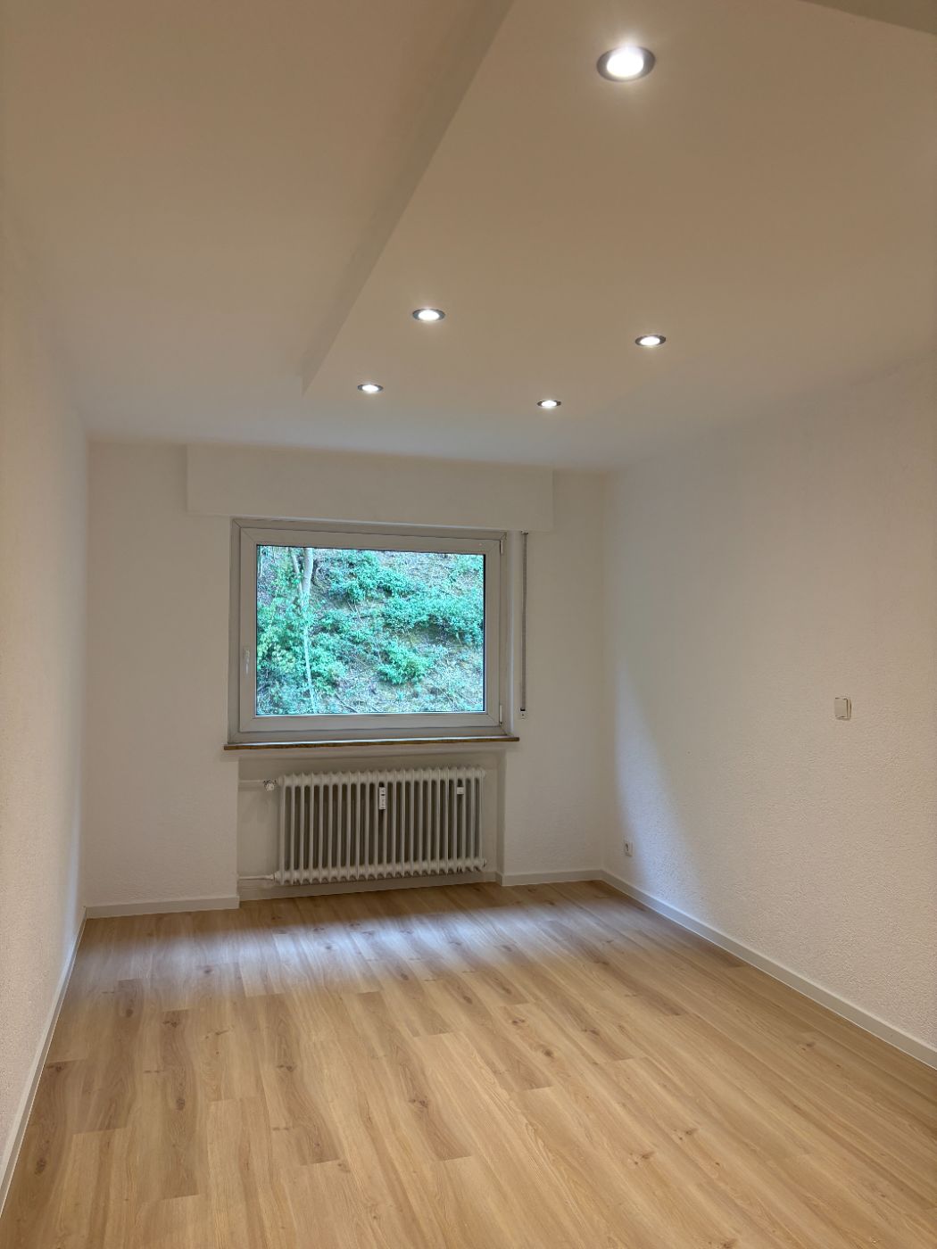 Zimmer mit neuem Boden und Einbauleuchten