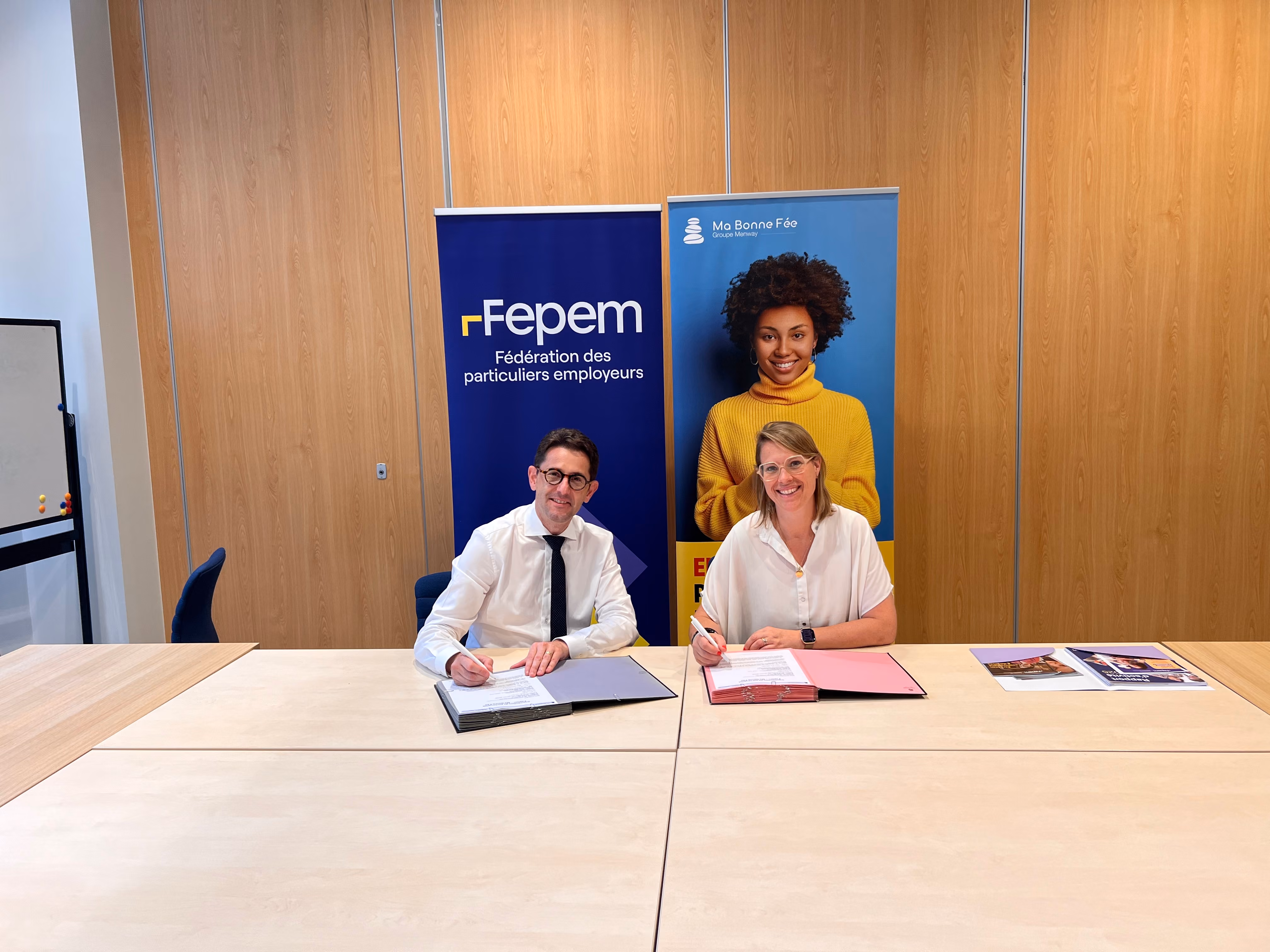 L'équipe Ma Bonne Fée lors de la signature d'un partenariat avec la FEPEM