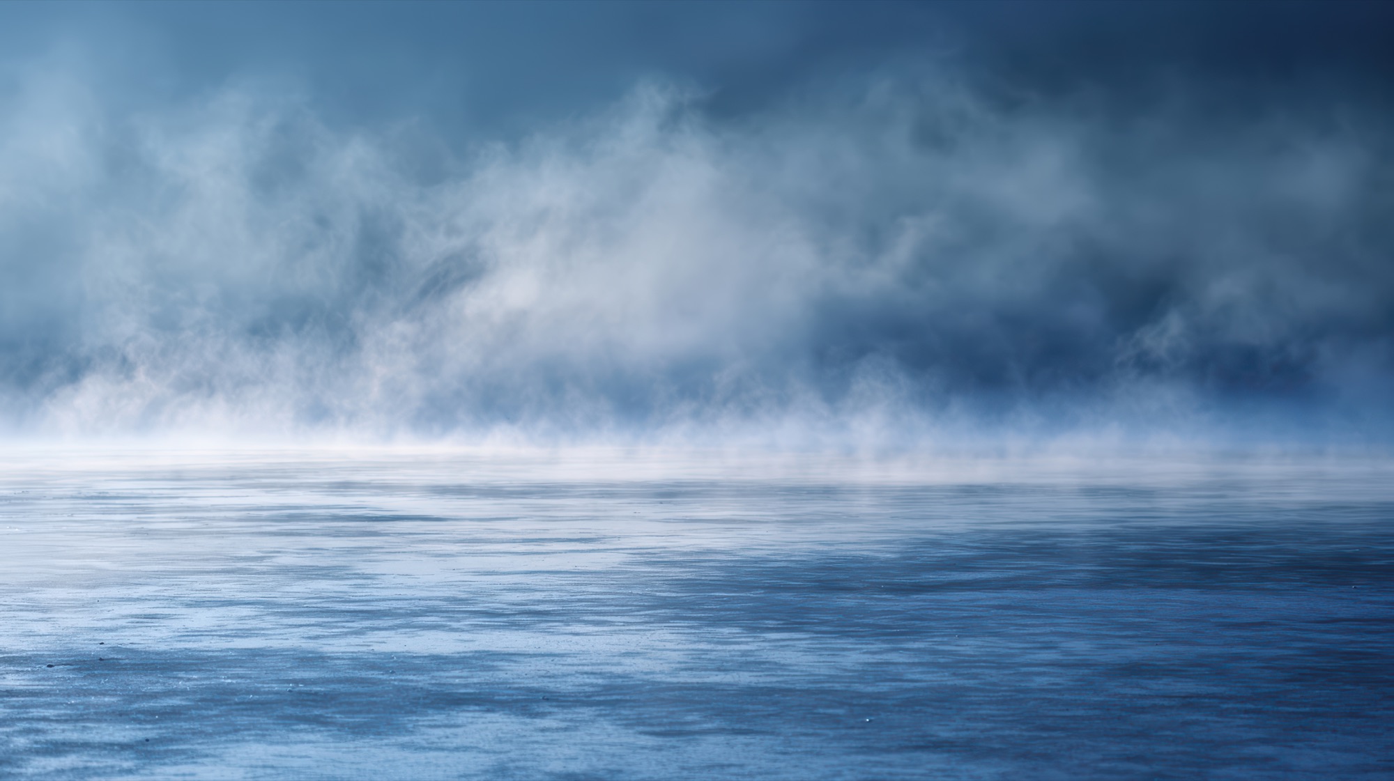 Brume bleue au ras d'une étendue d'eau