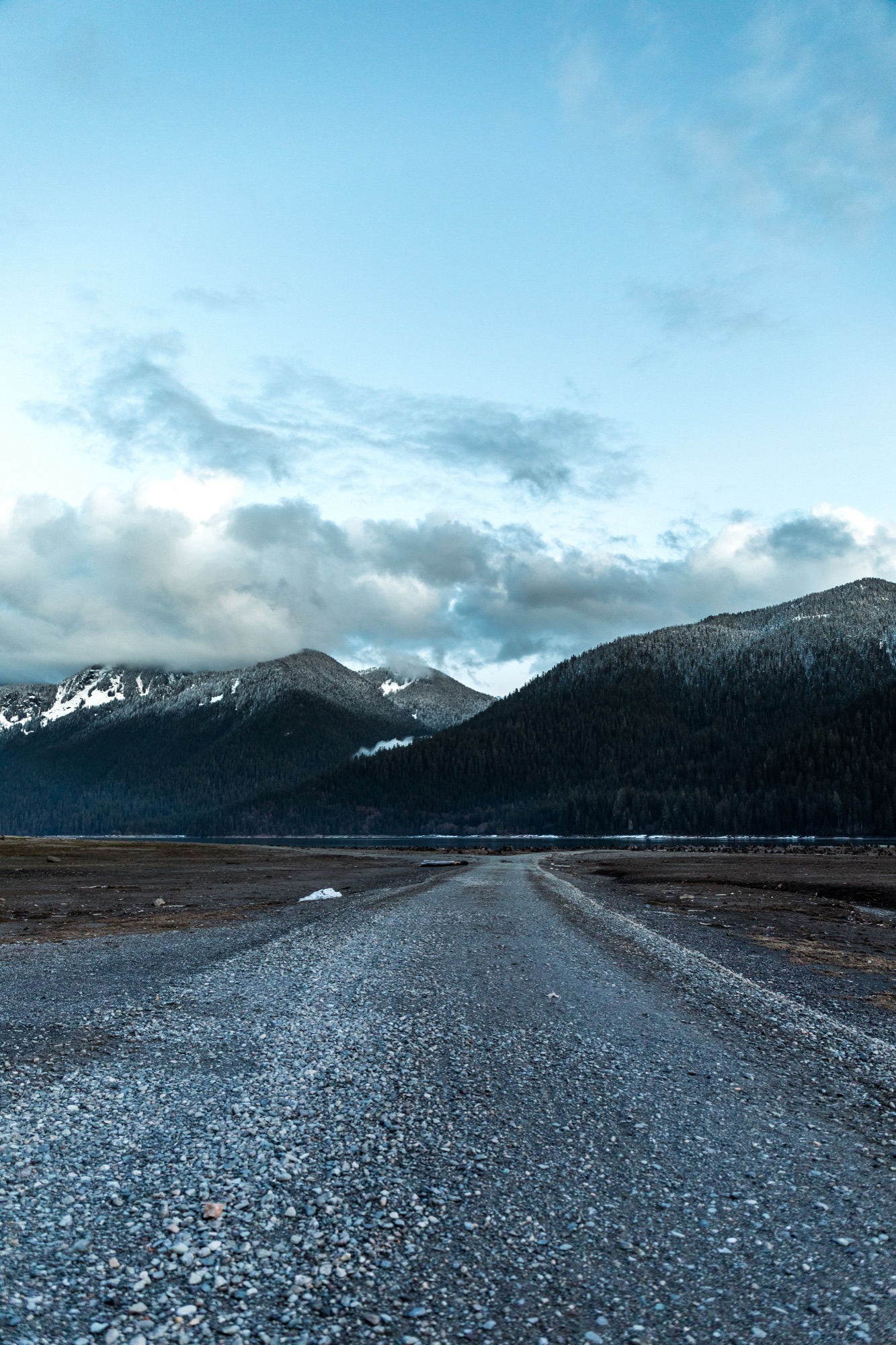 Route vers la montagne sous un ciel nuageux