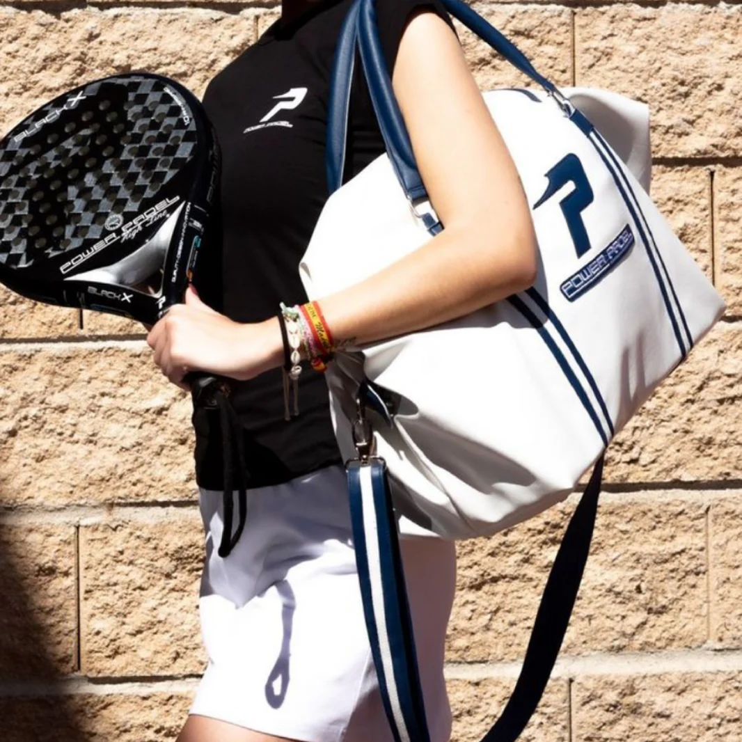 Vrouw met een sporttas en een padel racket.