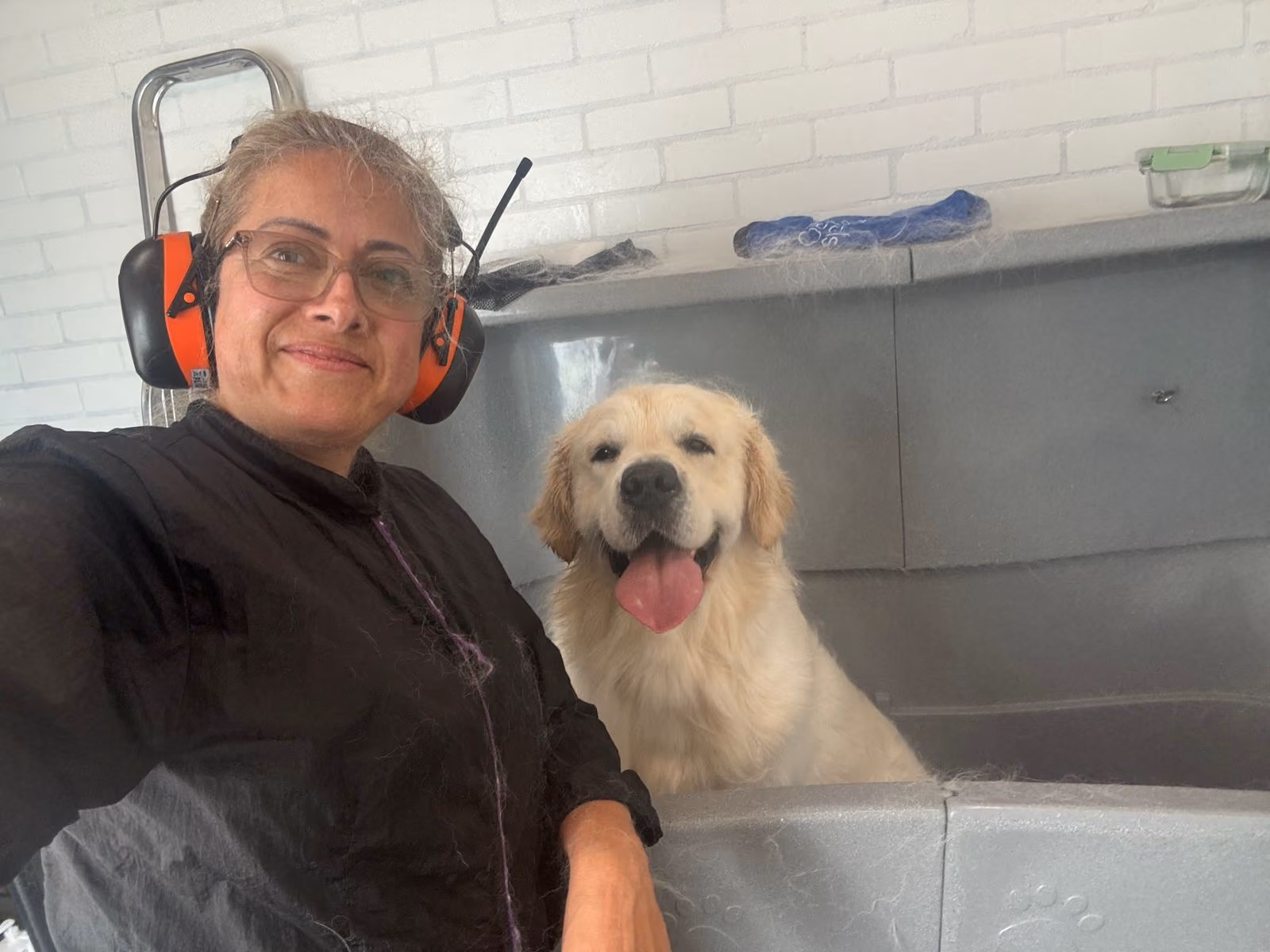 Elsa met een hond na een verzorgingsbehandeling