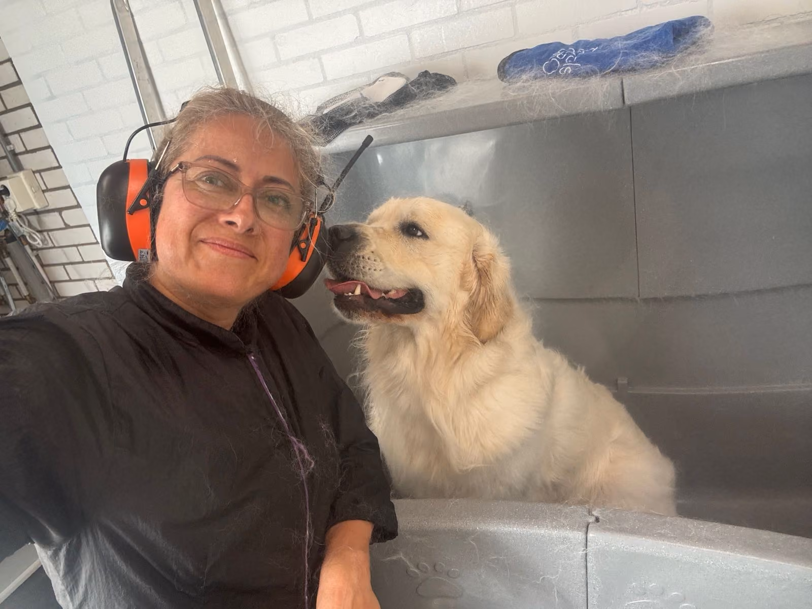 Elsa met een hond na een behandeling bij Hondenstyliste MOOI