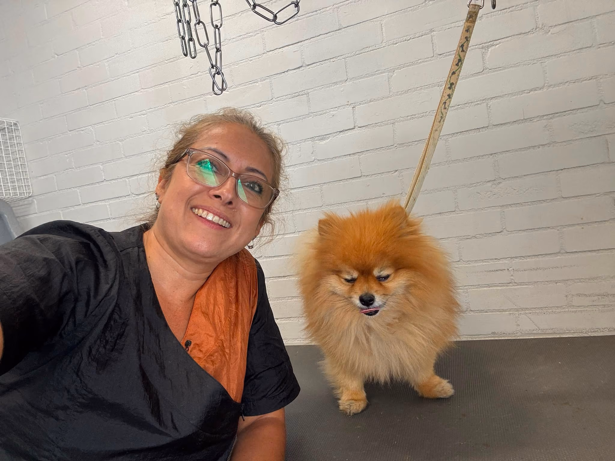 Elsa met een pas verzorgde hond bij Hondenstyliste MOOI
