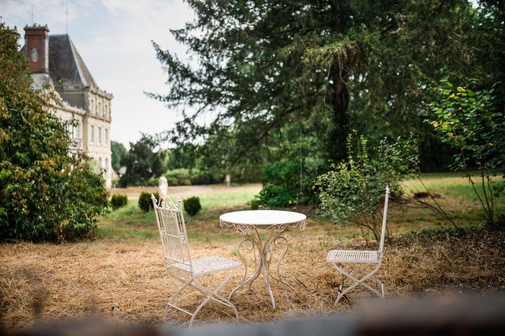 Table dressée dans le parc devant le Château l'Escale à Vair-sur-Loire