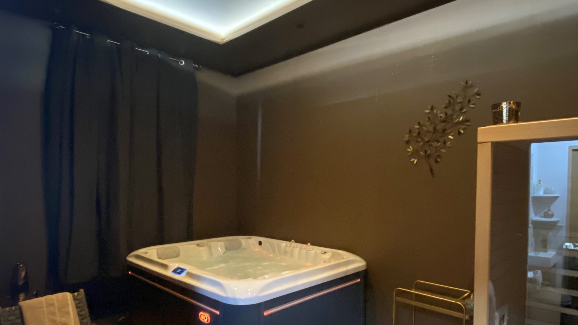 Espace spa privatisable du Château l'Escale, sauna infrarouge et bain à remous