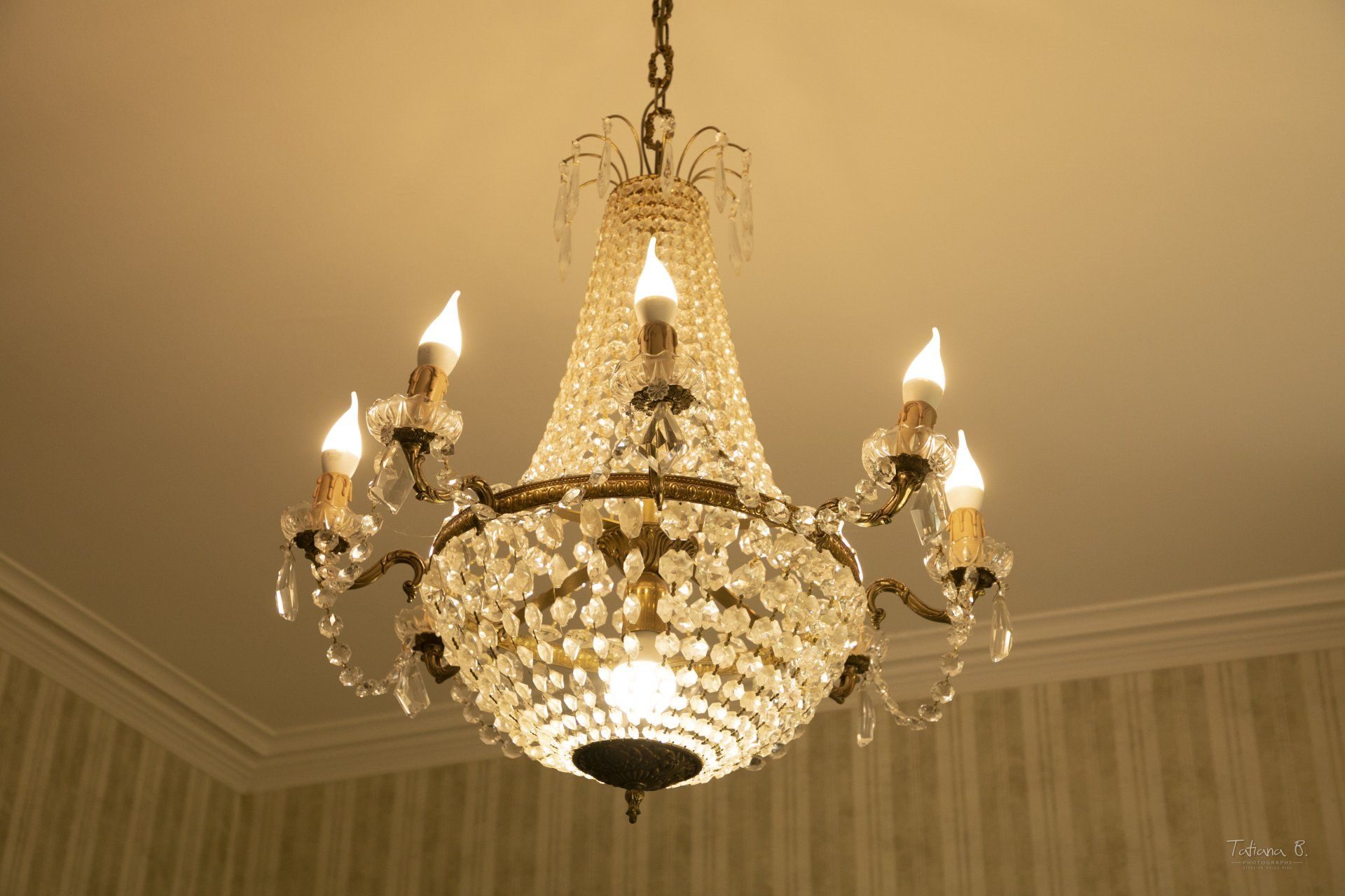 Lustre en cristal des salons du Château l'Escale à Vair-sur-Loire