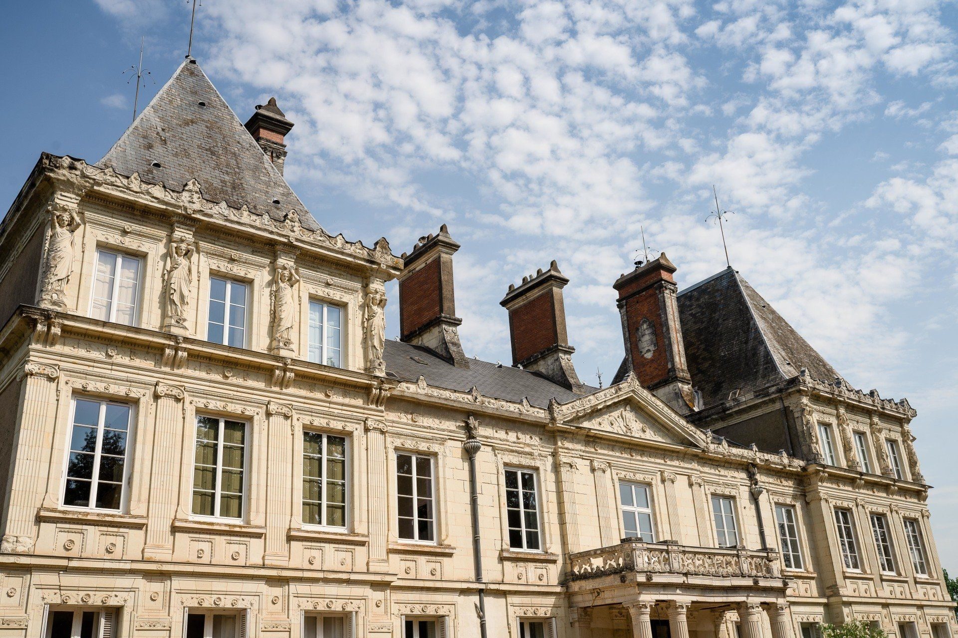 La façade du Château l'Escale sous un grand ciel, Vair-sur-Loire près d'Ancenis
