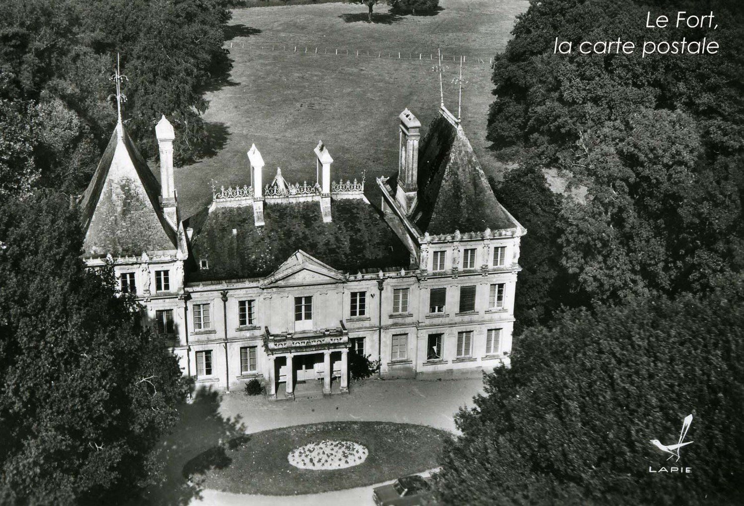 Vue aérienne en noir et blanc du Château l'Escale