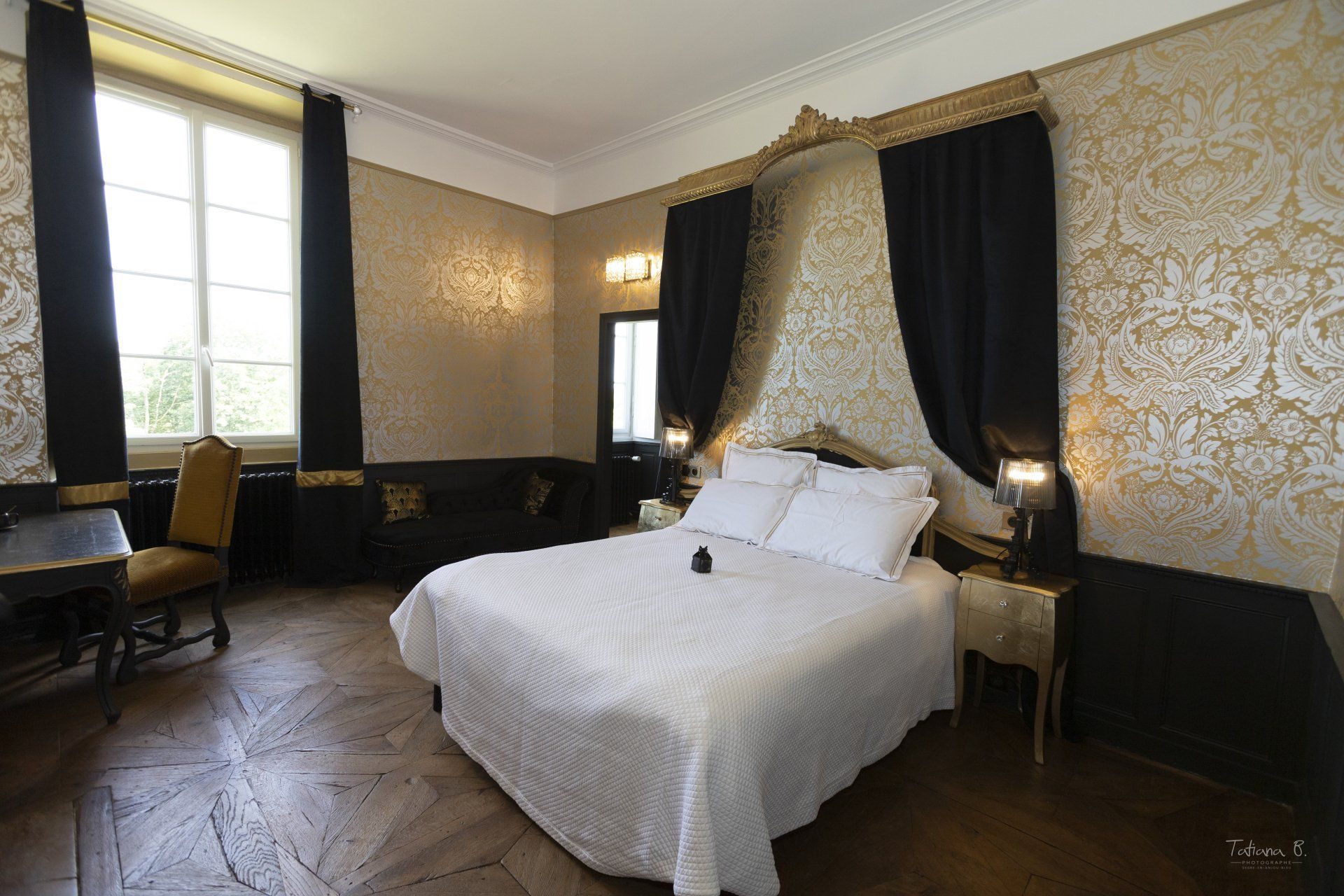 Chambre baroque avec ciel de lit au Château l'Escale