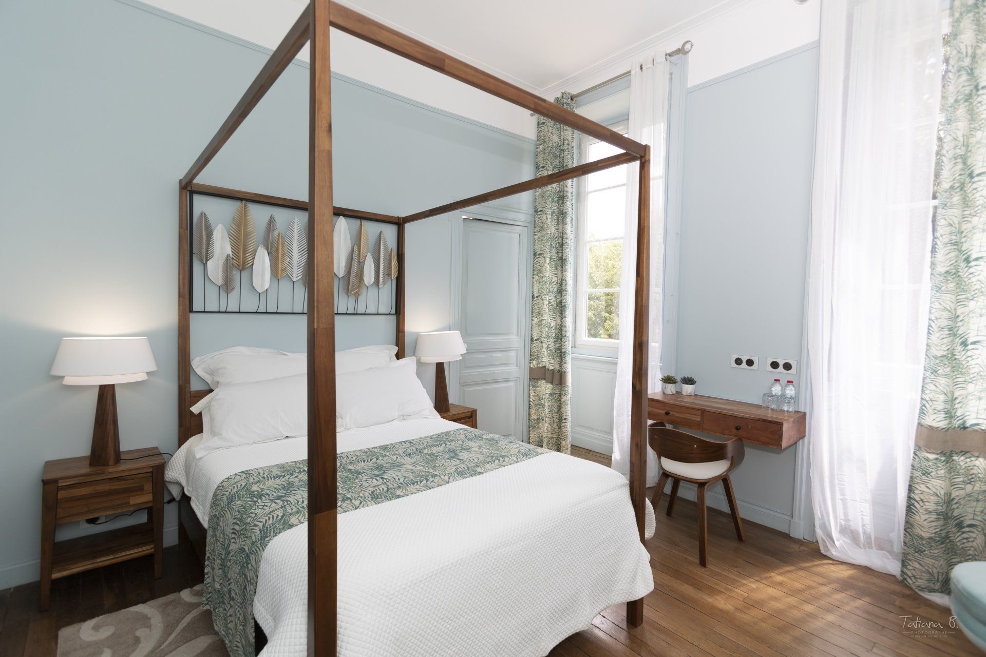 Chambre à lit à baldaquin au premier étage du Château l'Escale