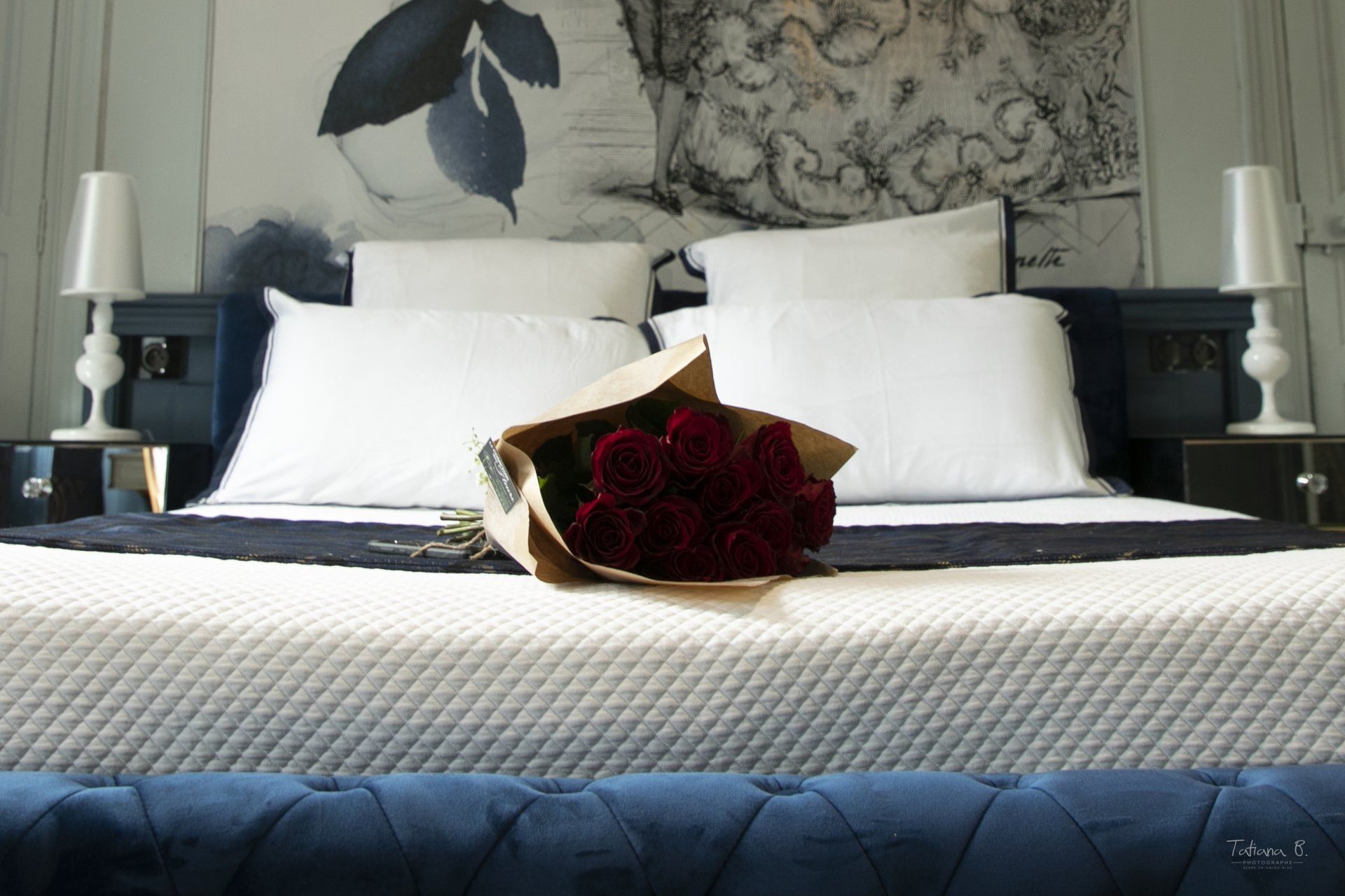 Lit préparé avec des roses rouges, offre Bouquet