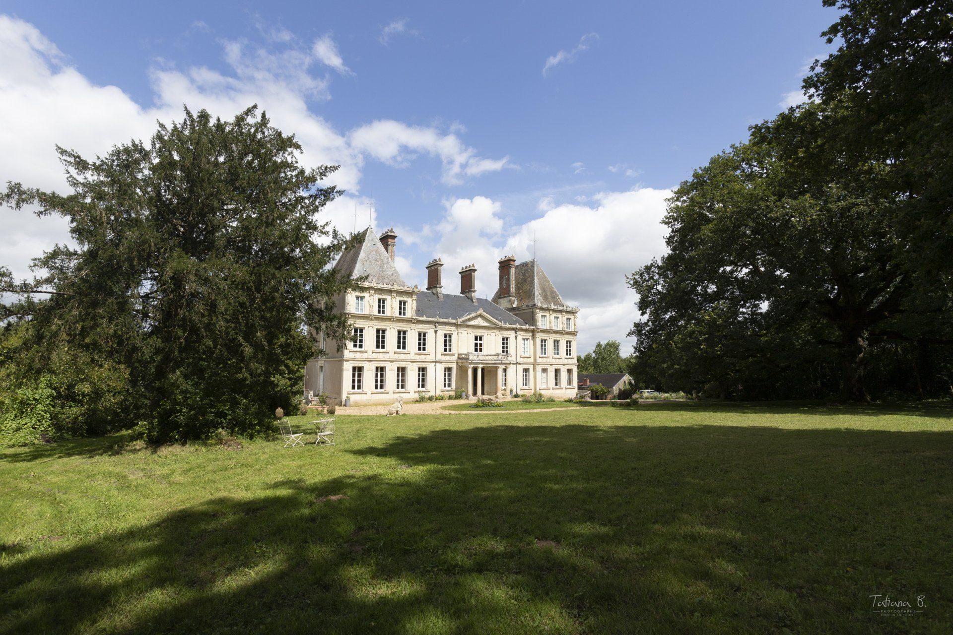 Le Château l'Escale vu depuis la pelouse de son parc à Vair-sur-Loire