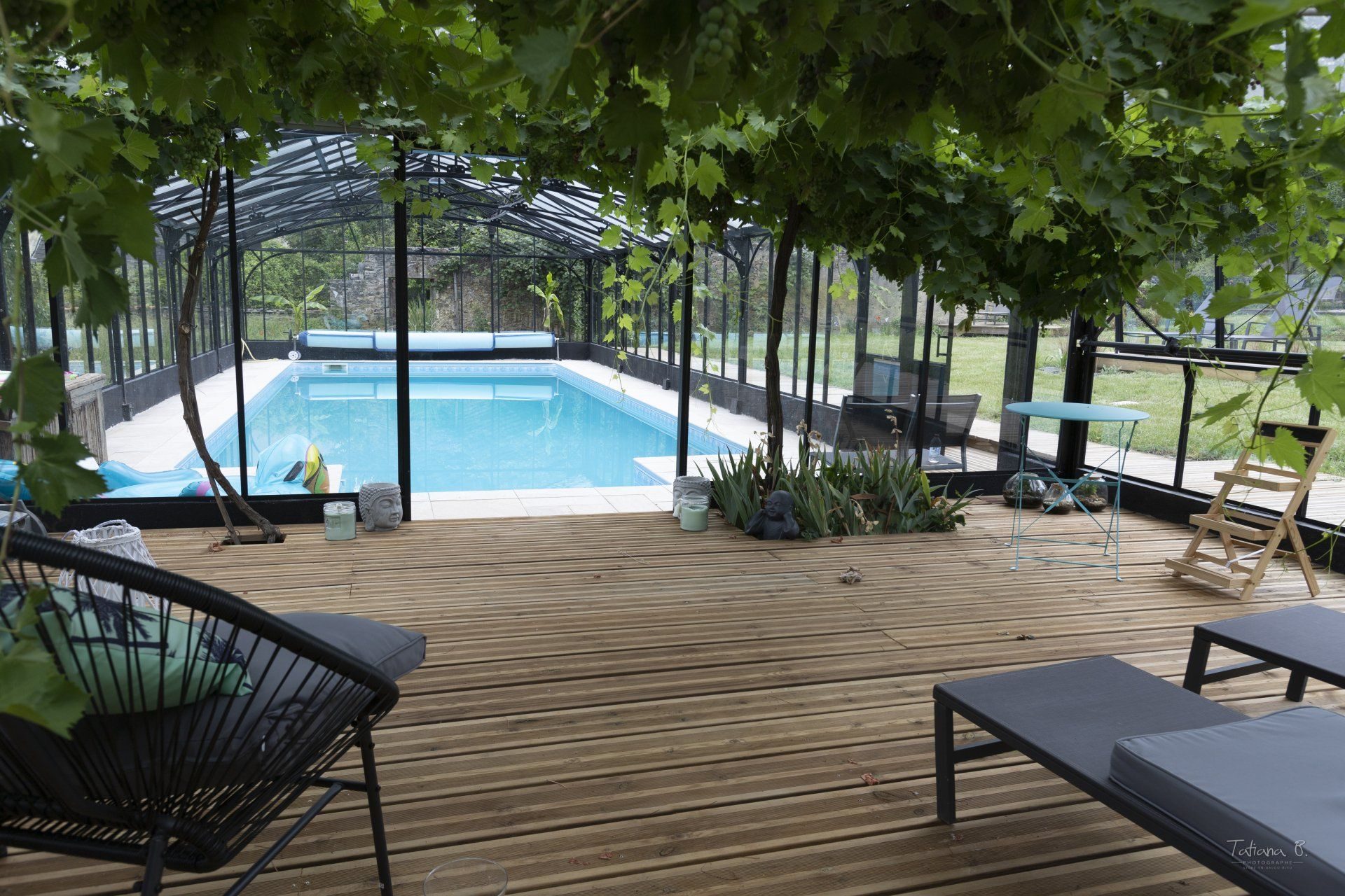 Piscine intérieure et sa terrasse attenante