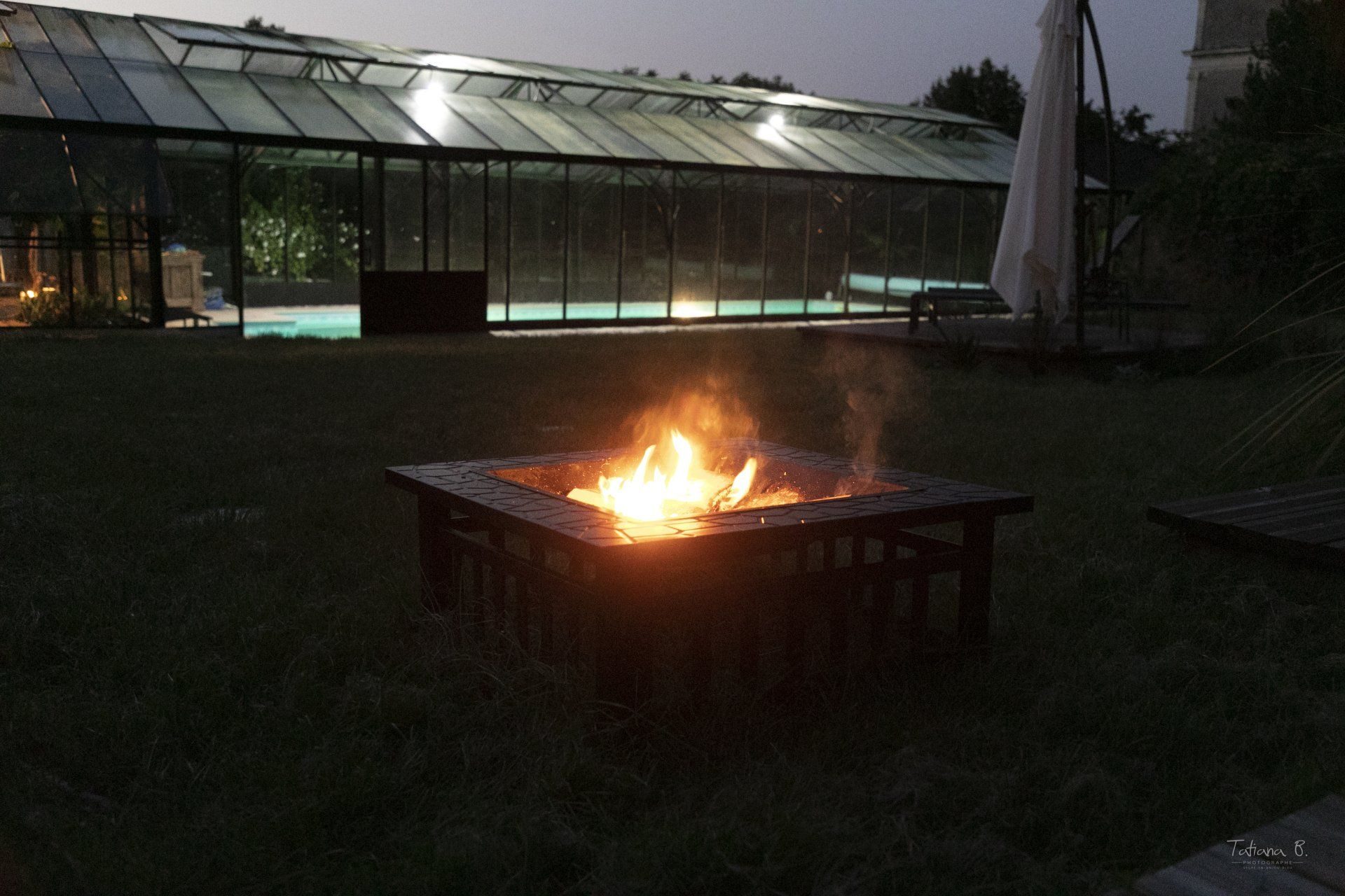 Brasero allumé le soir devant la véranda du Château l'Escale