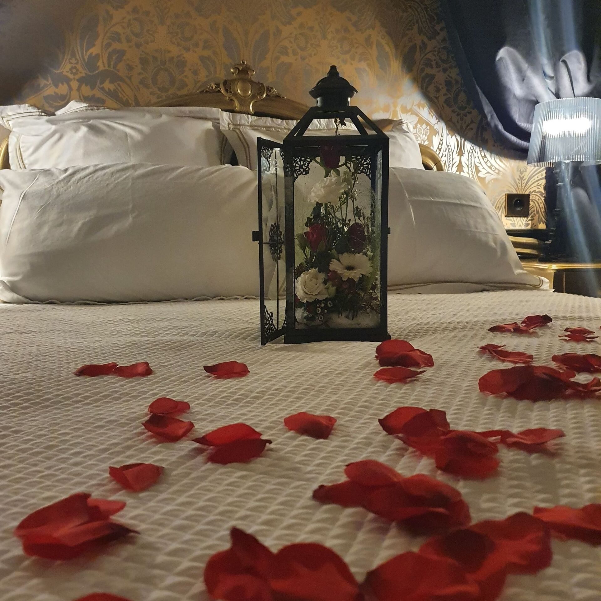 Lit préparé avec des pétales de rose dans une chambre du Château l'Escale