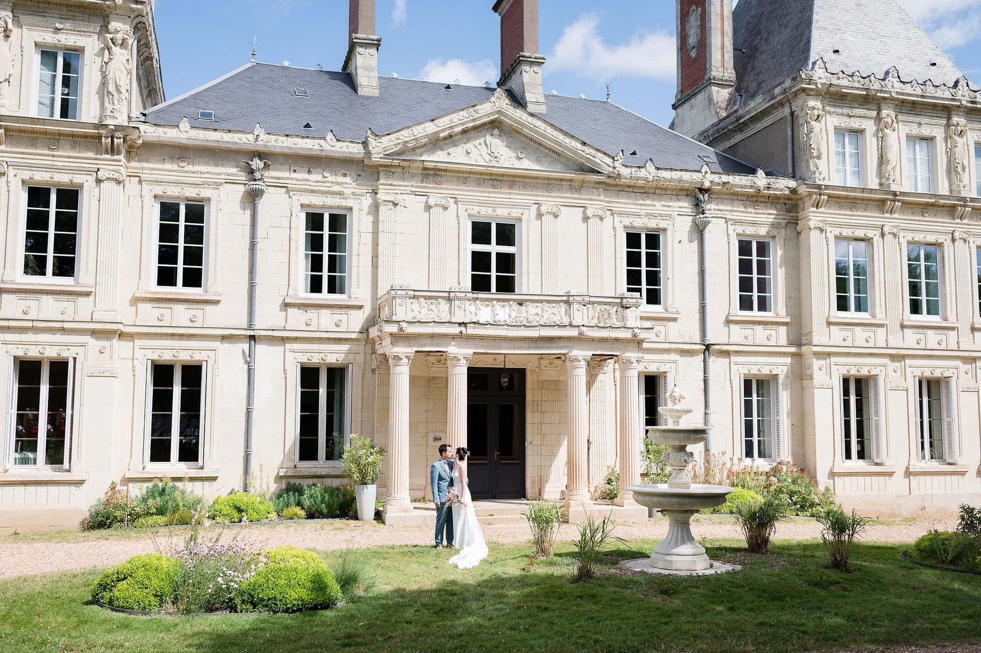 Mariés devant la façade du Château l'Escale